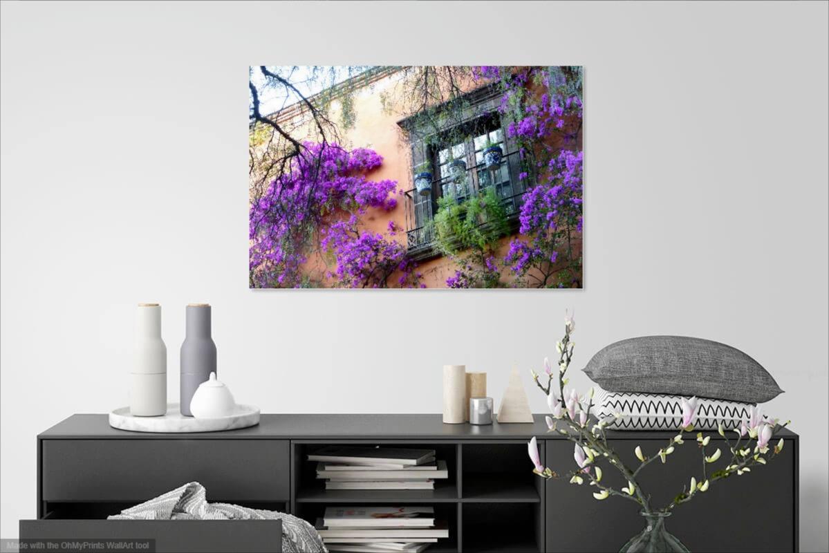 Bougainevillea Fenster-Landschaftsfotografie – Photograph von H. Allen Benowitz