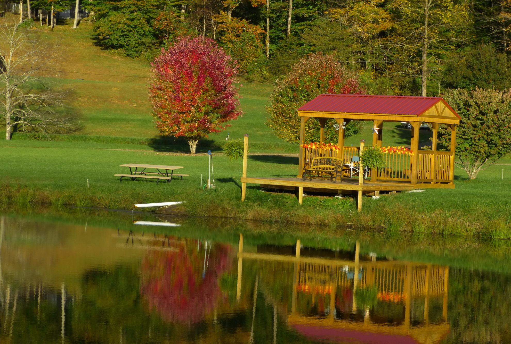 H. Allen Benowitz Landscape Photograph – Gazebo, Reflection Pond I- Landschaftsfotografie
