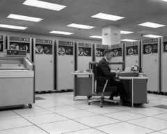 Programmer (1964) Silbergelatinefaser-Druck – Übergröße