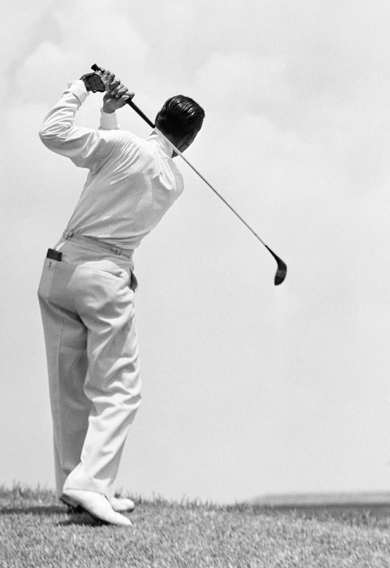 Tee Off - silberner Gelatinedruck Übergröße Golf – Photograph von H. Armstrong Roberts