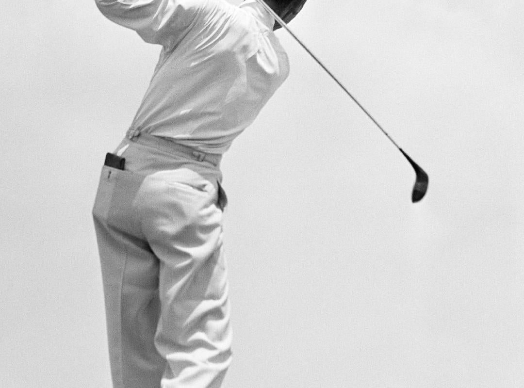 Tee Off - silberner Gelatinedruck Übergröße Golf (Moderne), Photograph, von H. Armstrong Roberts
