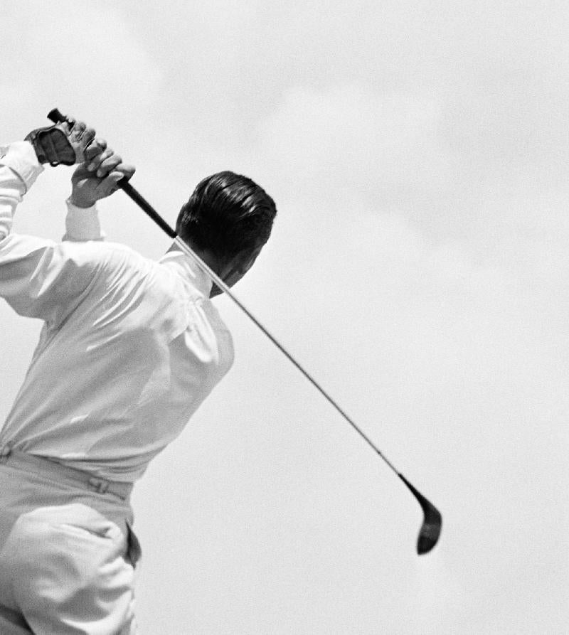 Tee Off - silberner Gelatinedruck Übergröße Golf (Silber), Black and White Photograph, von H. Armstrong Roberts