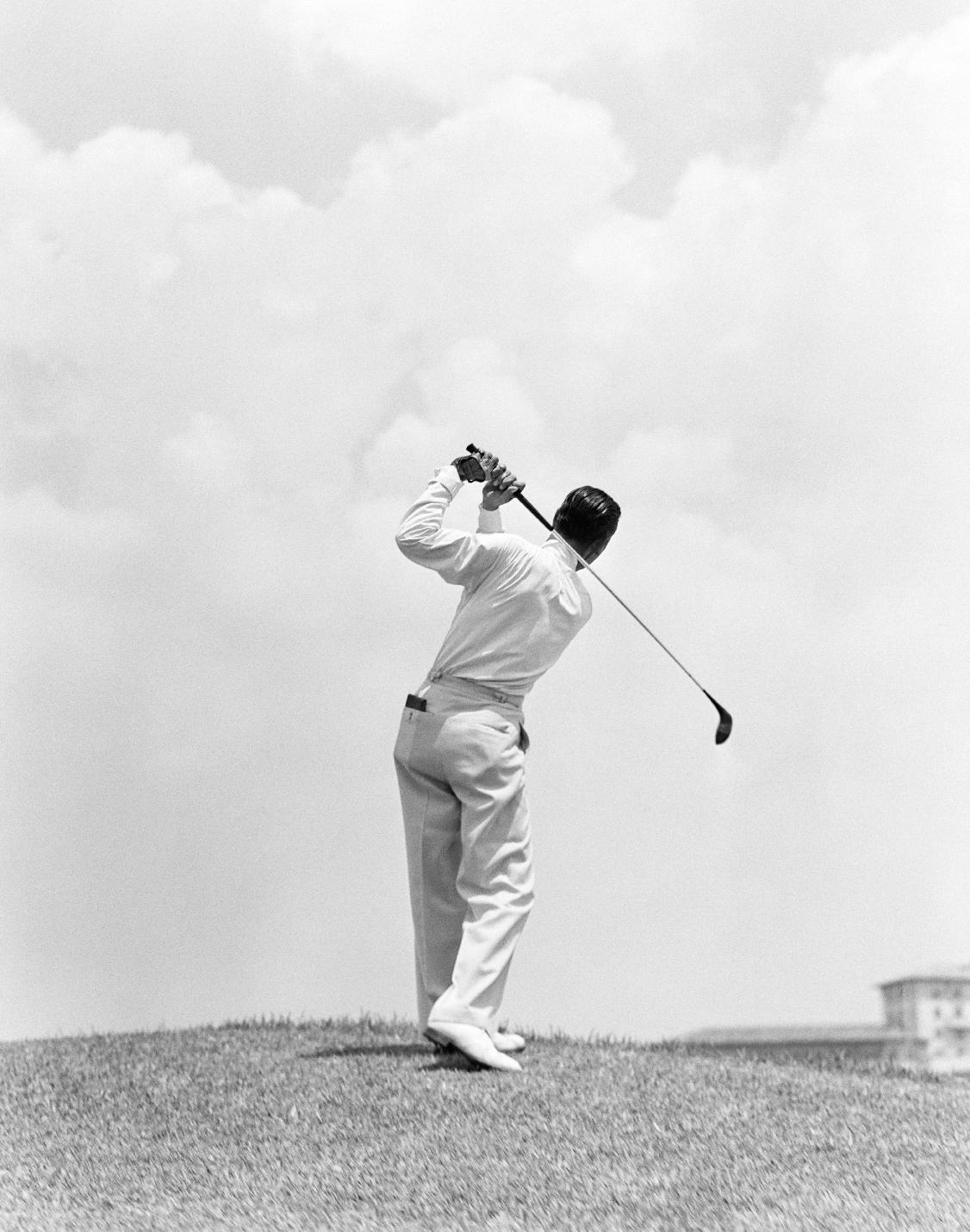 H. Armstrong Roberts Black and White Photograph – Tee Off - silberner Gelatinedruck Übergröße Golf