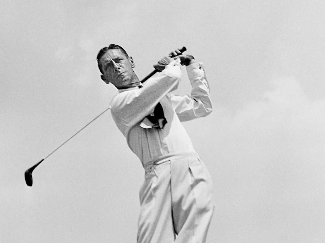 Teeing Off - impression gélatino-argentique surdimensionnée de golf - Moderne Photograph par H. Armstrong Roberts