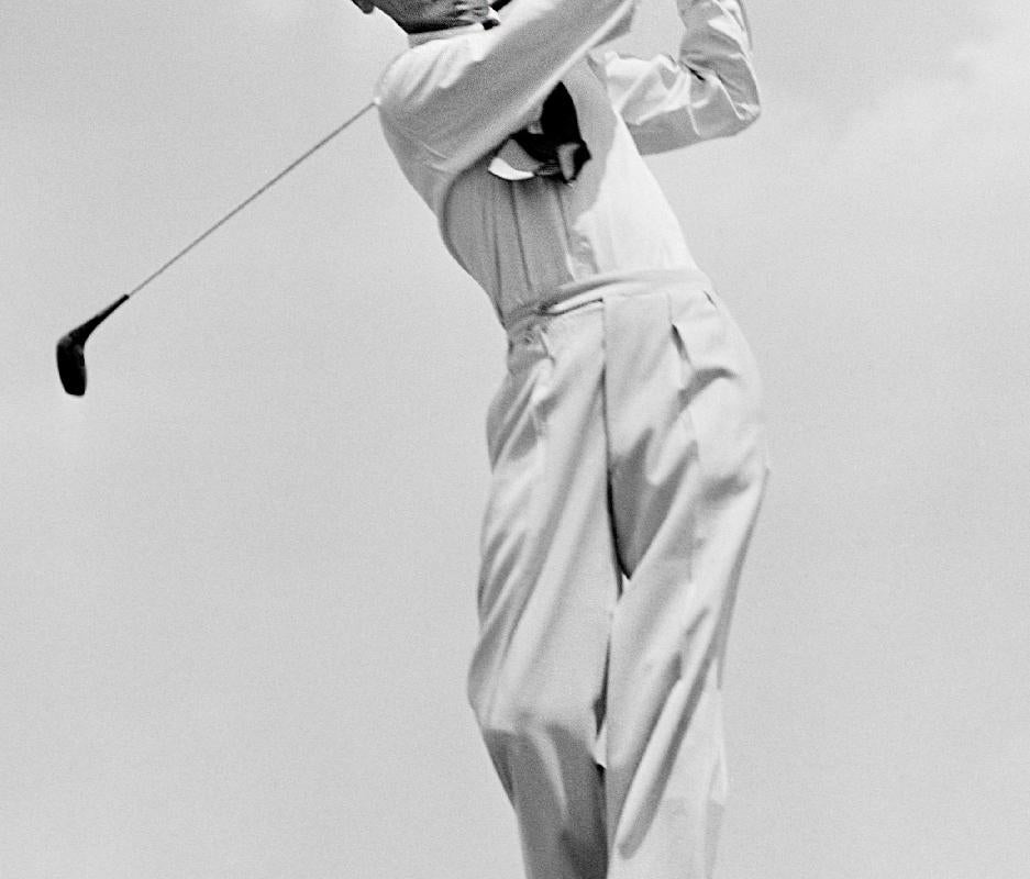 Teeing Off - impression gélatino-argentique surdimensionnée de golf - Argent Black and White Photograph par H. Armstrong Roberts