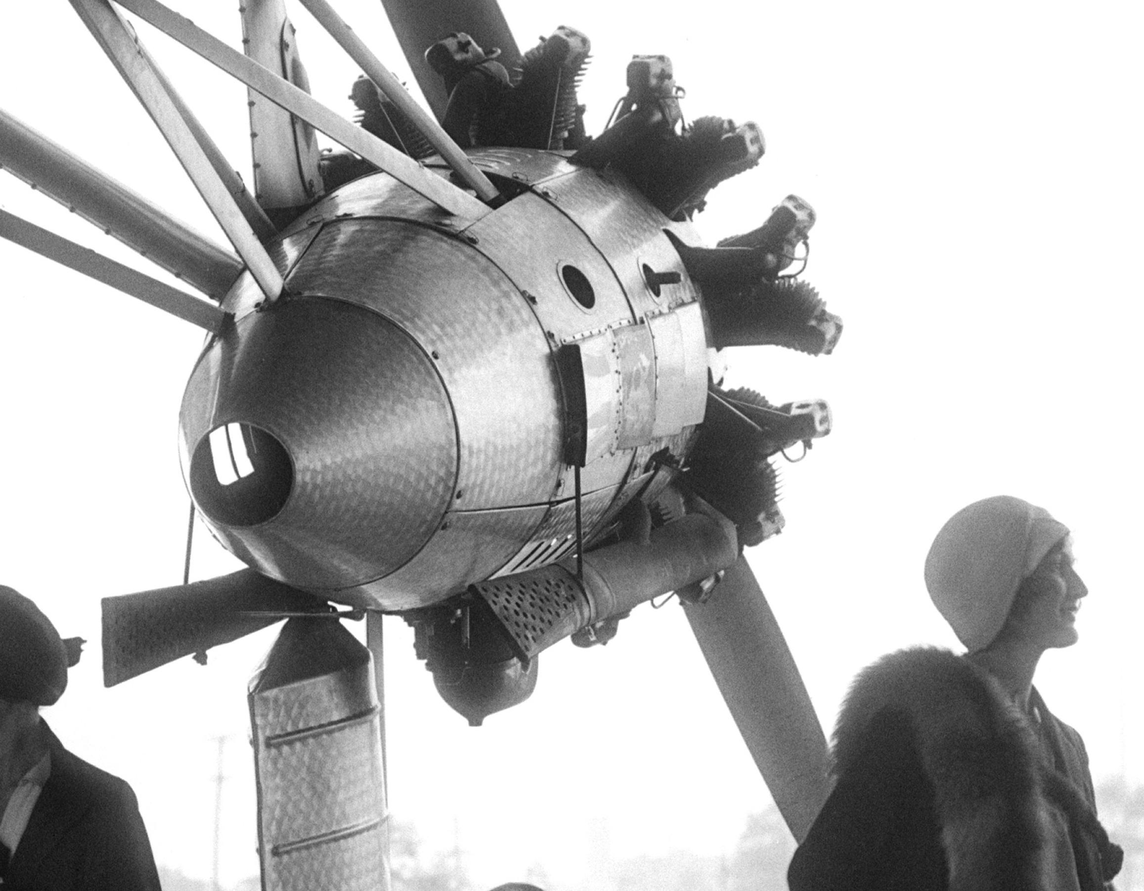 Vintage Travel Elegance
um 1925 
von H. Armstrong Roberts Archiv

Passagiere, die neben einem klassischen Propellerflugzeug auf das Einsteigen warten, ca. 1925 

Riesiger Silbergelatineabzug in Übergröße 
60x40