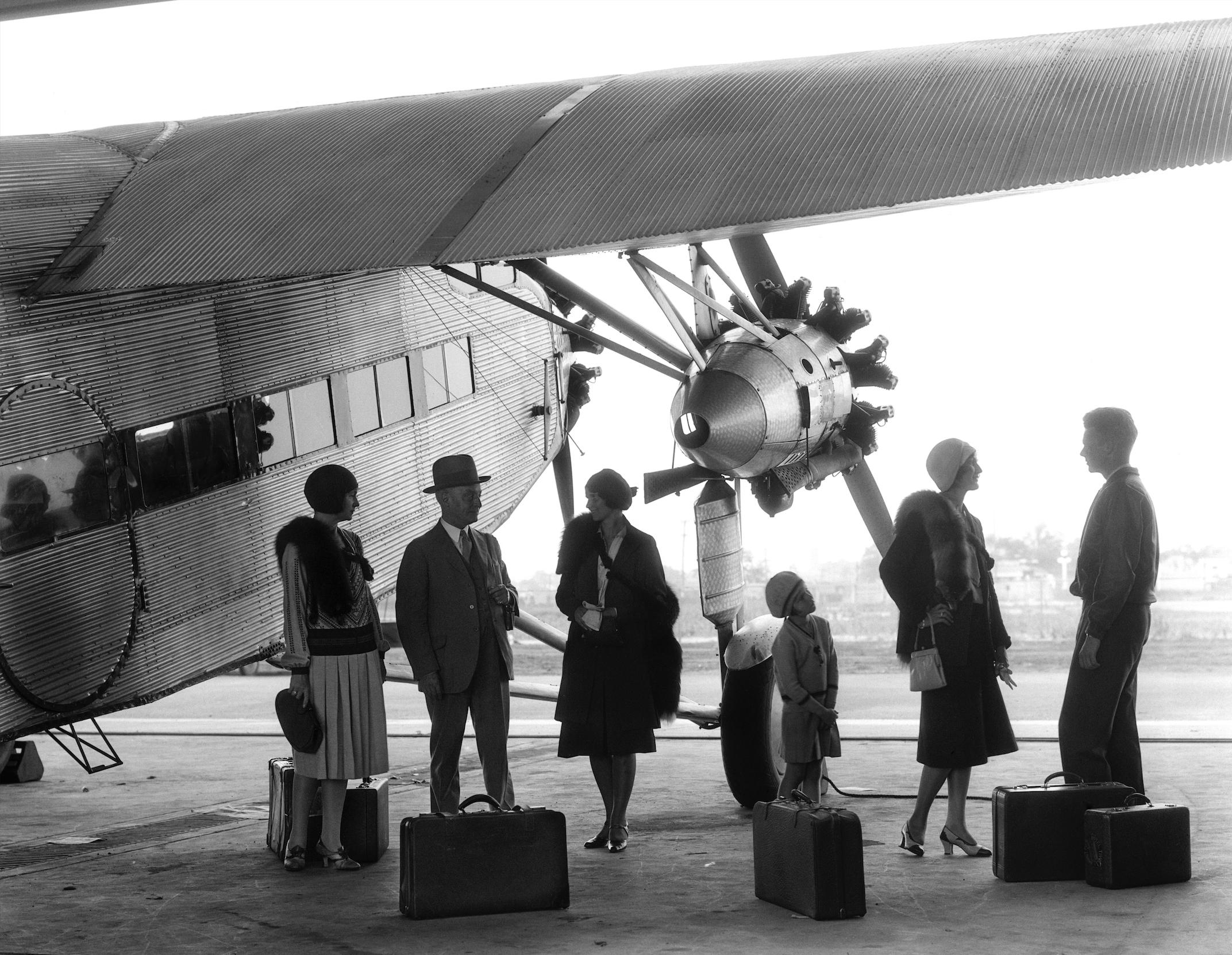 H. Armstrong Roberts Figurative Photograph – Vintage Travel Elegance - Riesiger übergroßer Silber-Gelatine-Druck Limitierte Auflage