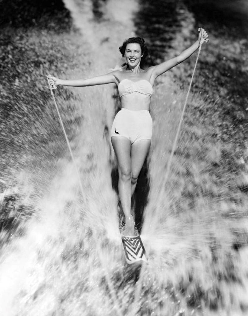 Figurative Photograph H. Armstrong Roberts - Skiing à l'eau (1950) - Impression de fibres de gélatine argentée - surdimensionnée