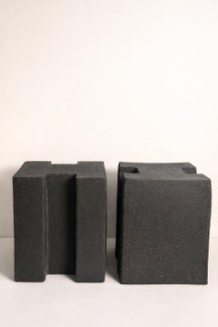 H. H. di Kalou Dubus, Sgabelli in ceramica brutalista unici, tavolino