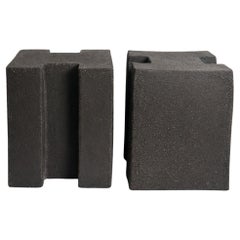 H. H. di Kalou Dubus, Sgabelli in ceramica brutalista unici, tavolino