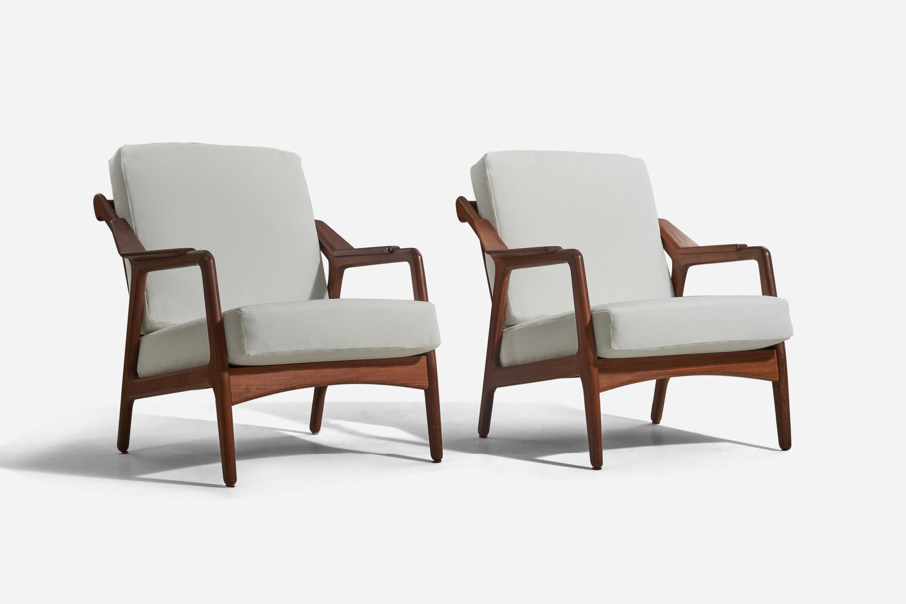 A pair of wood and white fabric lounge chairs designed and produced by H. Brockman Petersen, Denmark, 1960s. 


