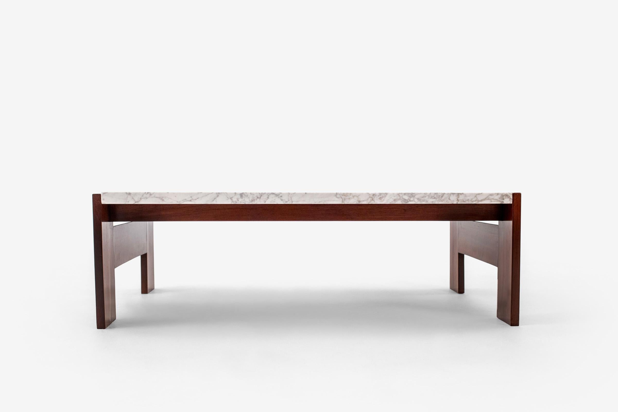 Marbre Table basse H par Joaquim Tenreiro, Brésilien moderne du milieu du siècle, 1960 en vente