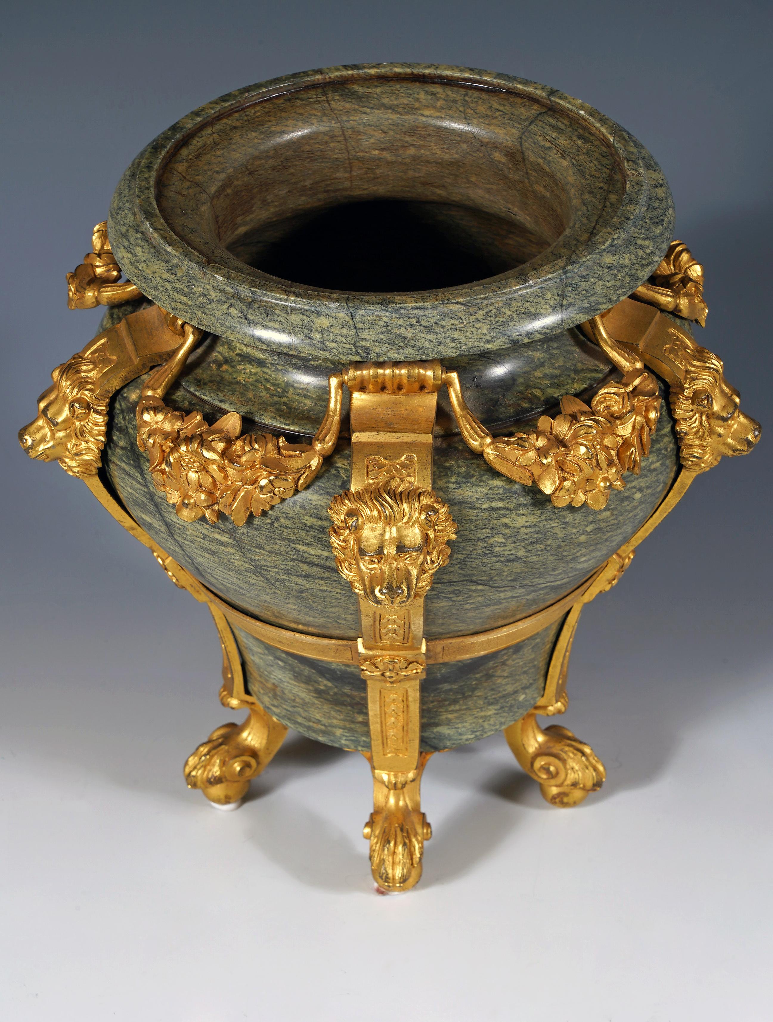 H. Dasson, Pair of covered Vases « with Lions », France, Circa 1880 In Good Condition For Sale In PARIS, FR