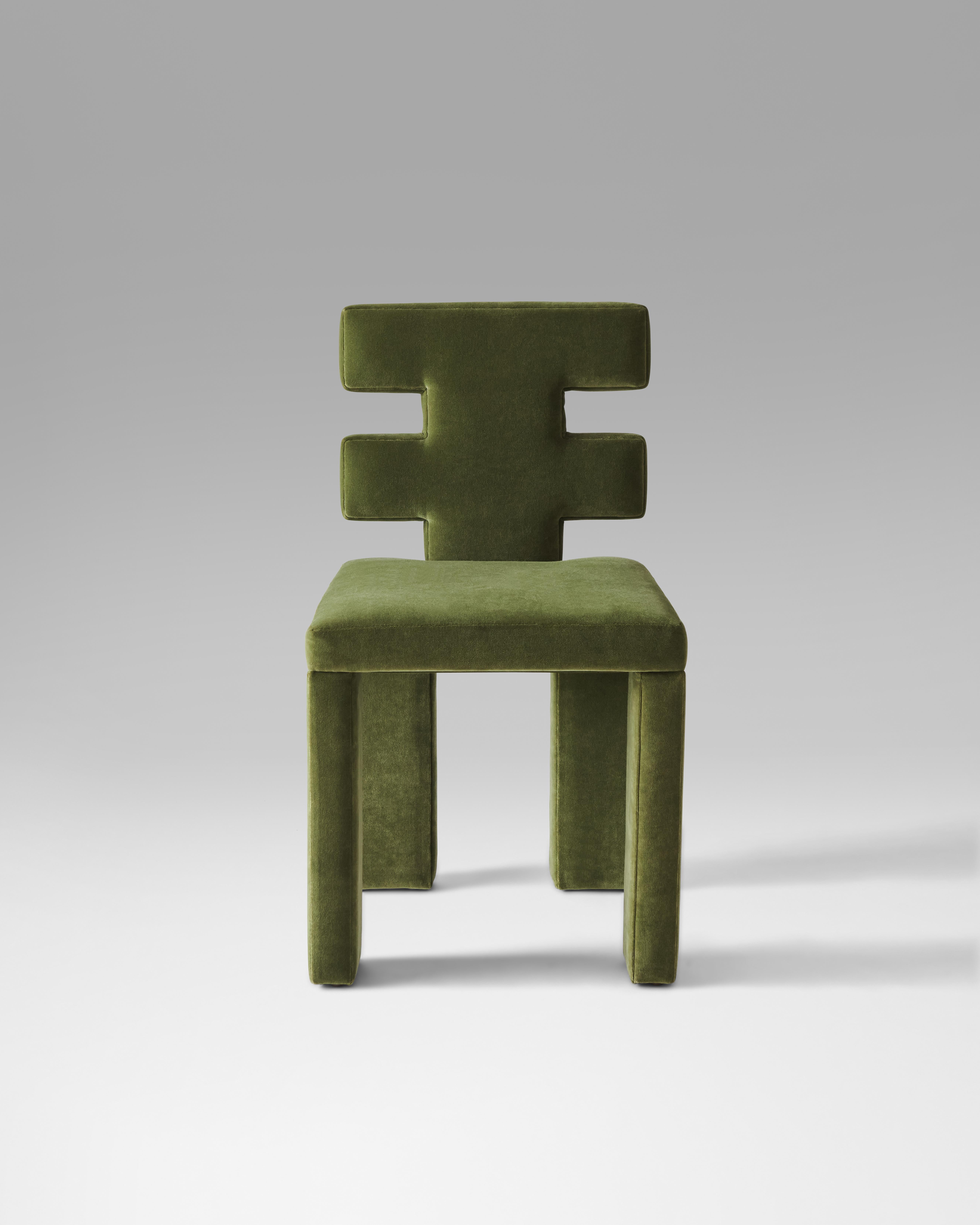 Notre toute nouvelle chaise de salle à manger Estudio Persona. Une assise confortable est associée à un dossier sculptural et à des pieds rembourrés en forme de blocs. Une douceur réconfortante combinée à une robustesse constructiviste, la chaise H