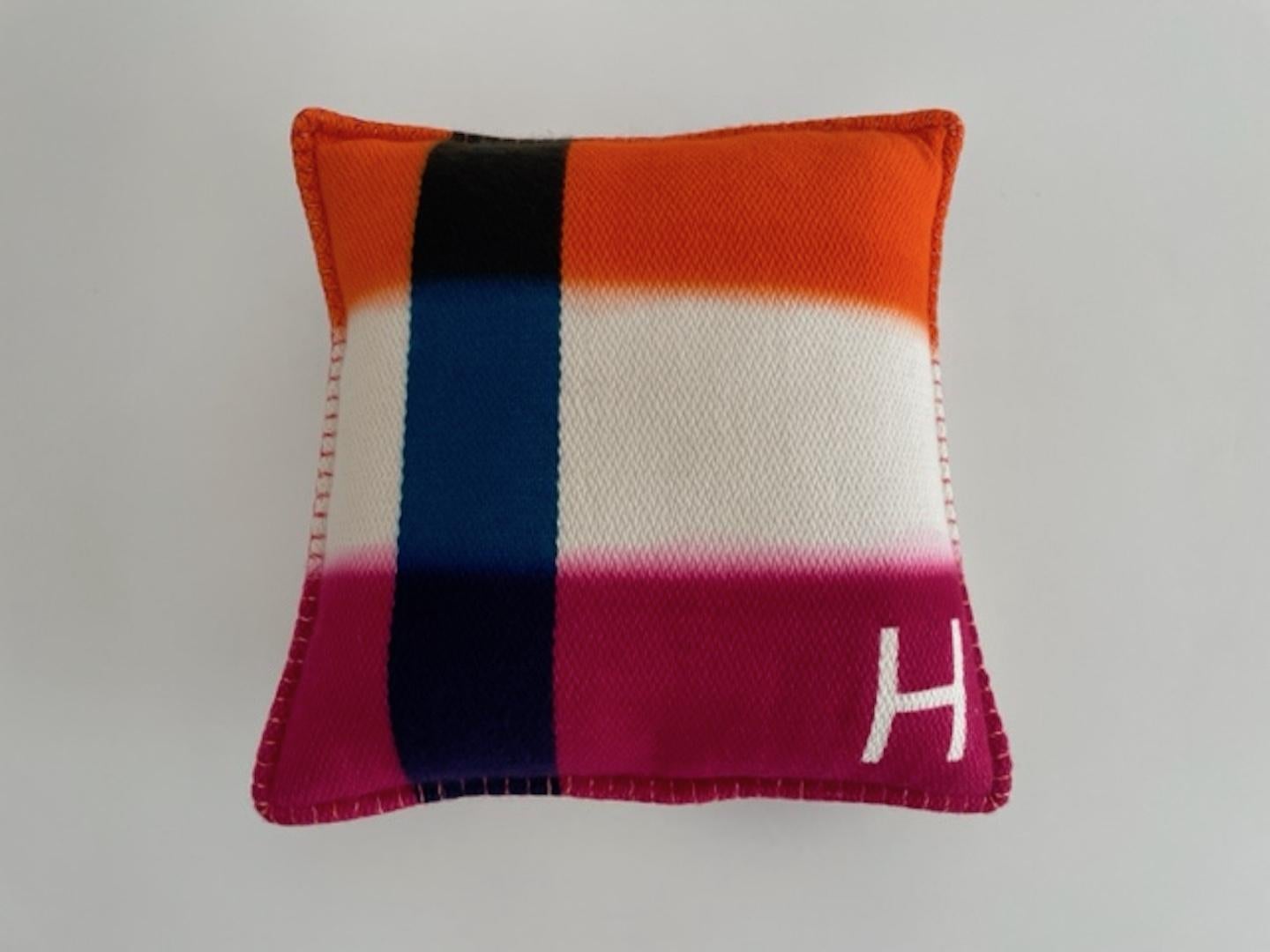 H Dye pillow by Hermes
Cushion in hand-spun, woven and dyed cashmere
Original – pre owned but never used
- 100% Mongolian cashmere lining
- Polyester padding
- Crotch stitch finish
- Non-removable cushion
Made in Nepal
Designed by Studio