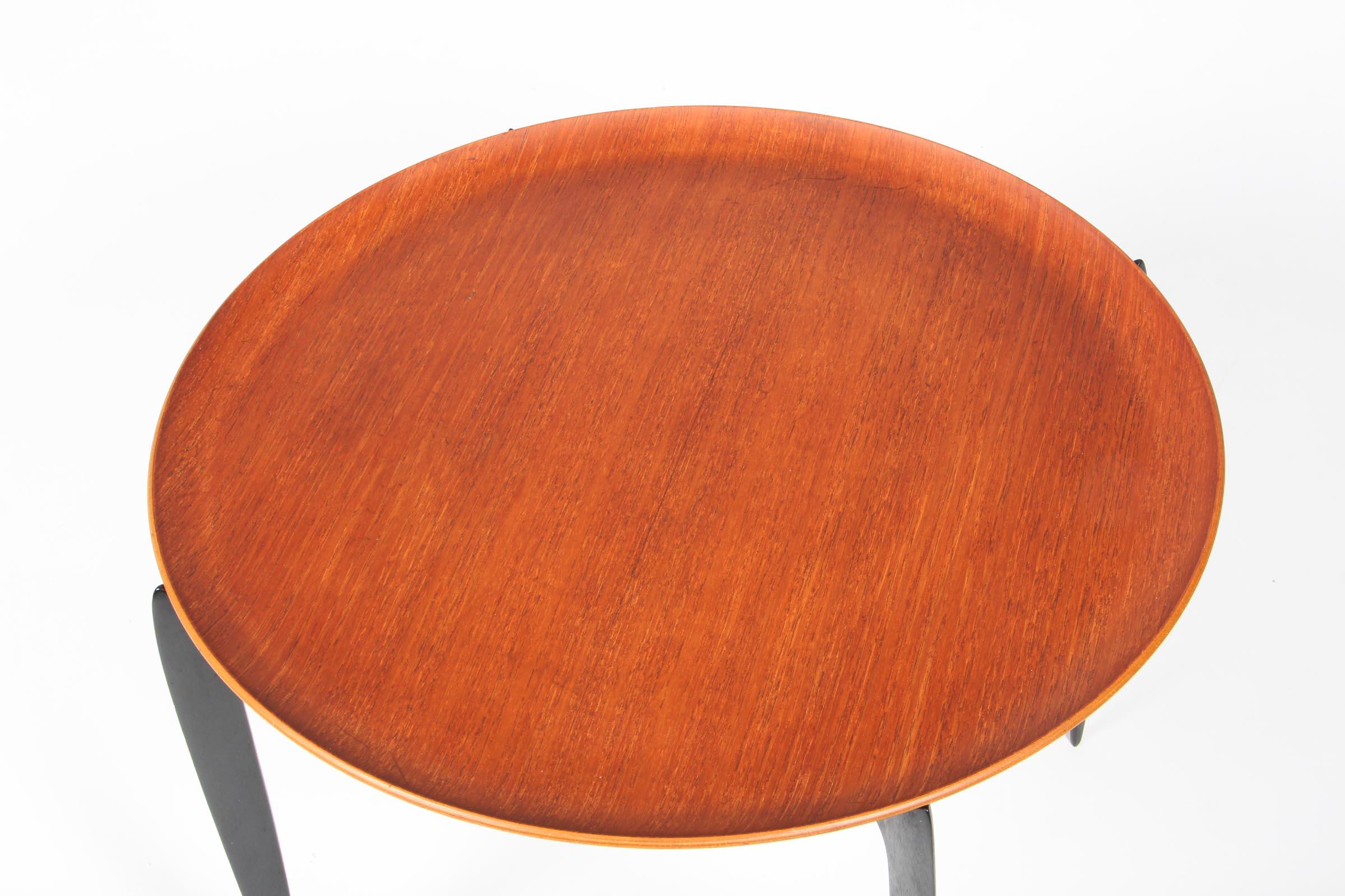 H. Engholm & Svend Åge Willumsen tray table with a plate of teak.

Base in original black painted wood. Can be folded together.

Made by Fritz Hansen.