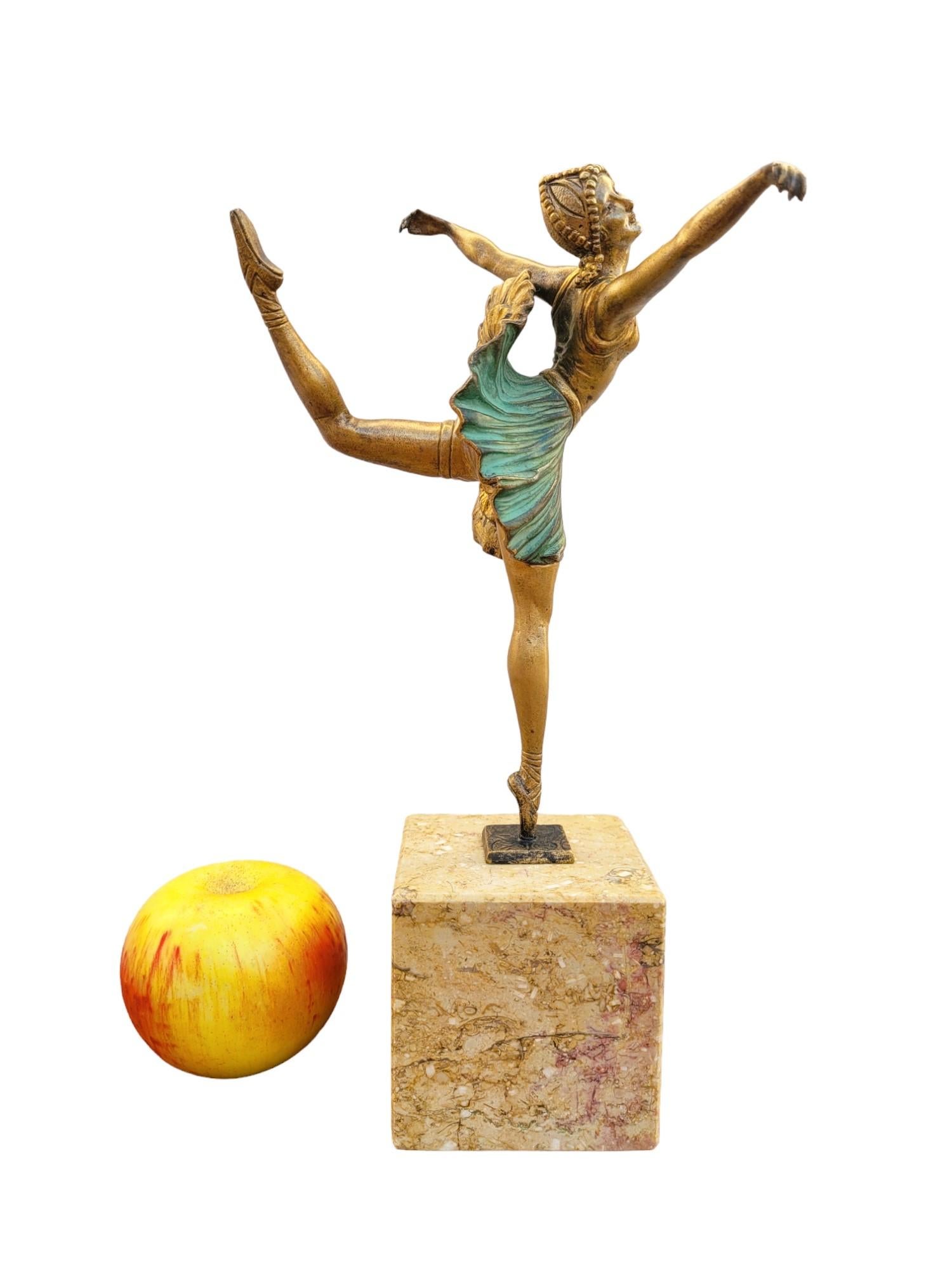 Elegante ballerina in bronzo con patina multicolore, sulle punte dei piedi, montata su una base di marmo

Questa scultura è firmata H. Fournier (Hippolyte, 1853-1926)

Leggera usura della patina e leggere scheggiature dovute all'uso del marmo

Art