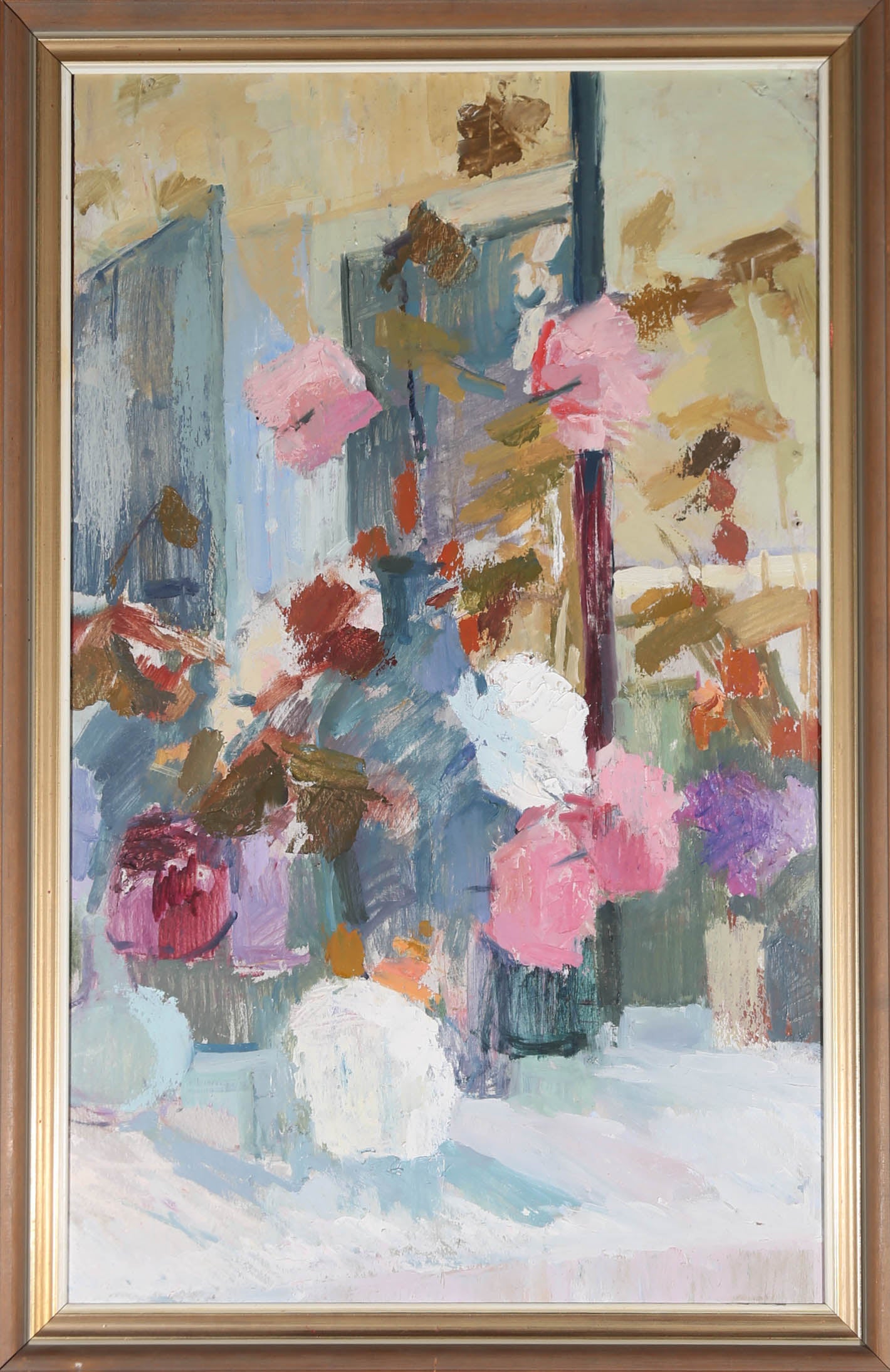 Ein auffälliges und dynamisches Blumenstillleben aus der Mitte des Jahrhunderts in gestischem, halb abstraktem Öl. Die Künstlerin verwendet gedämpfte Töne im Hintergrund, um die lebhaften Spritzer der floralen Formen zum Leben zu erwecken.