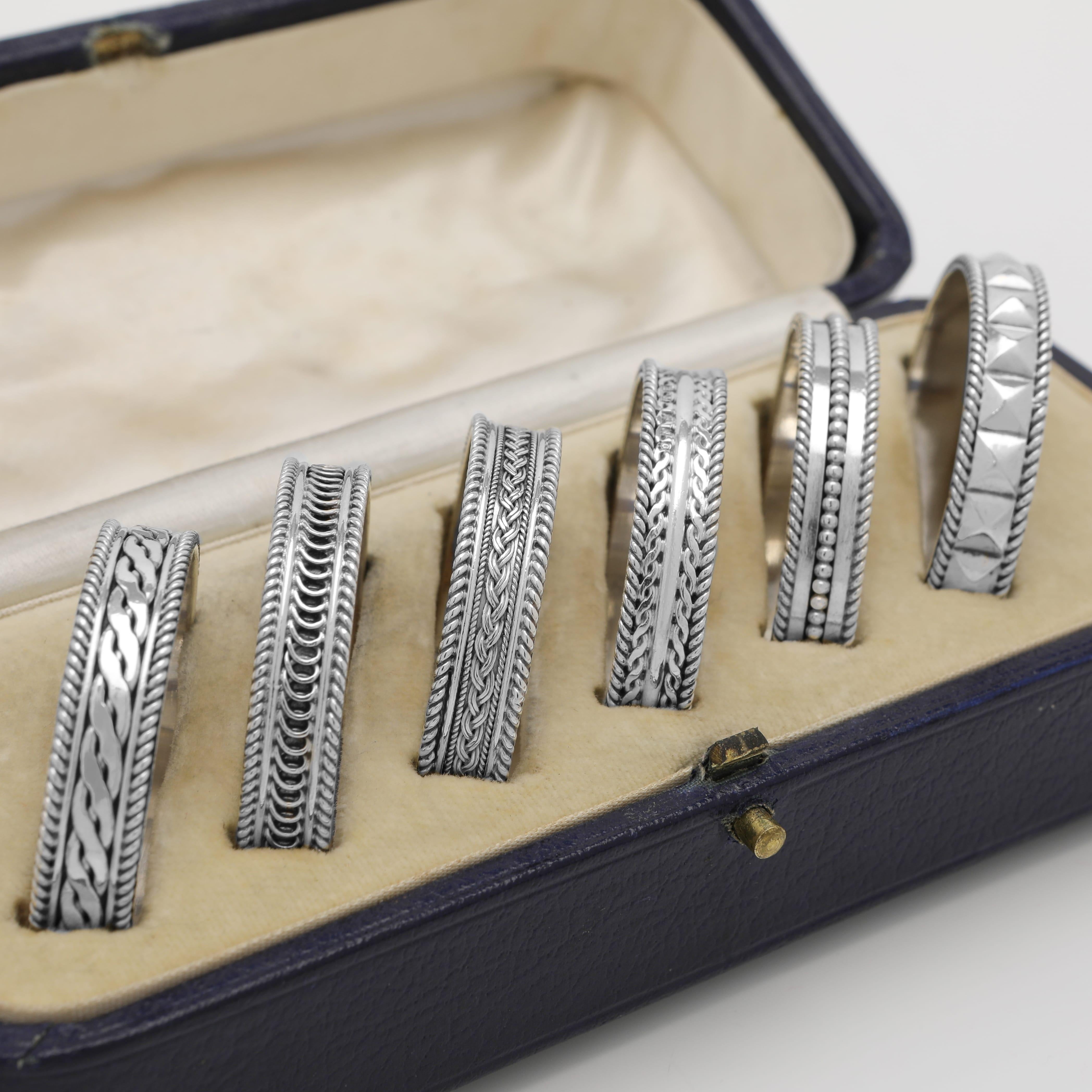 Questo elegante set di 6 portatovaglioli in argento Sterling, con marchio di fabbrica di H. G. Murphy, è stato realizzato a Londra nel 1929 ed è presentato nella sua scatola originale. Ogni portatovagliolo misura 0,25