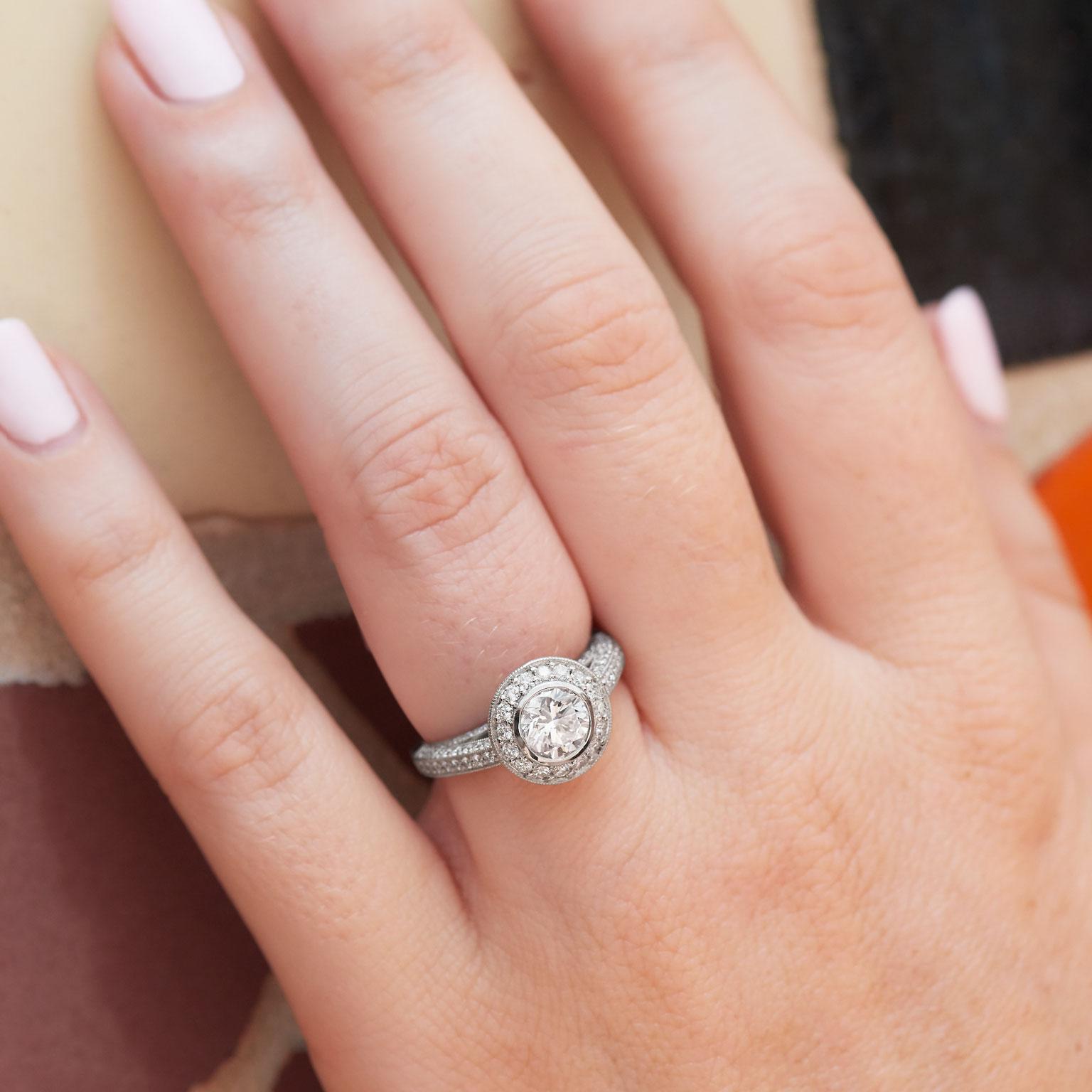 GIA-zertifizierter Verlobungsring mit 1,02 Karat Diamanten im Brillantschliff in einer Lünette mit Halo, 6 Damen im Angebot