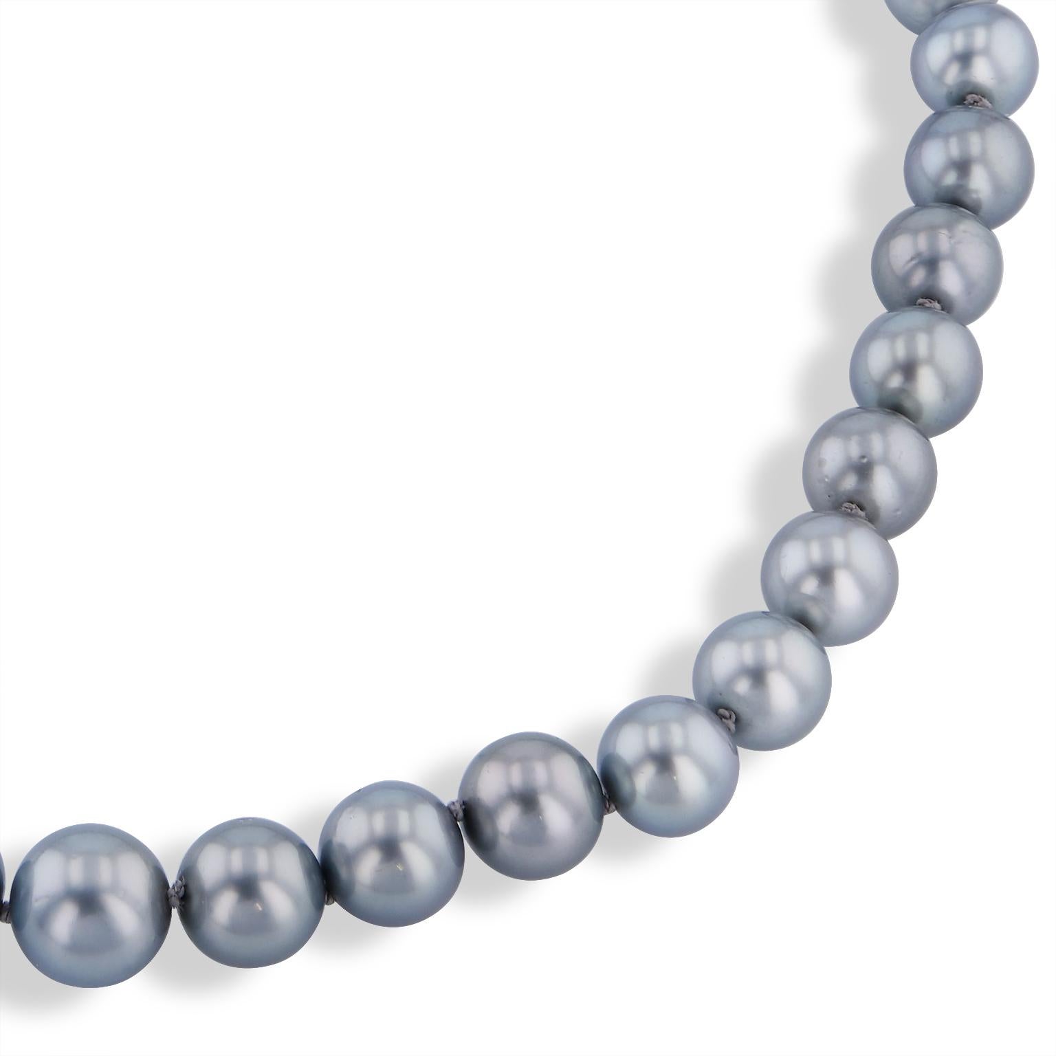 Forty-five Tahitian pearls measuring 8.6 – 11.65 millimeters are strung together to create this spectacular necklace. Elevating the impact of the piece are eighty-eight pave-set diamonds with a total weight of 0.75 carat (G/H/SI1) on the 18 karat