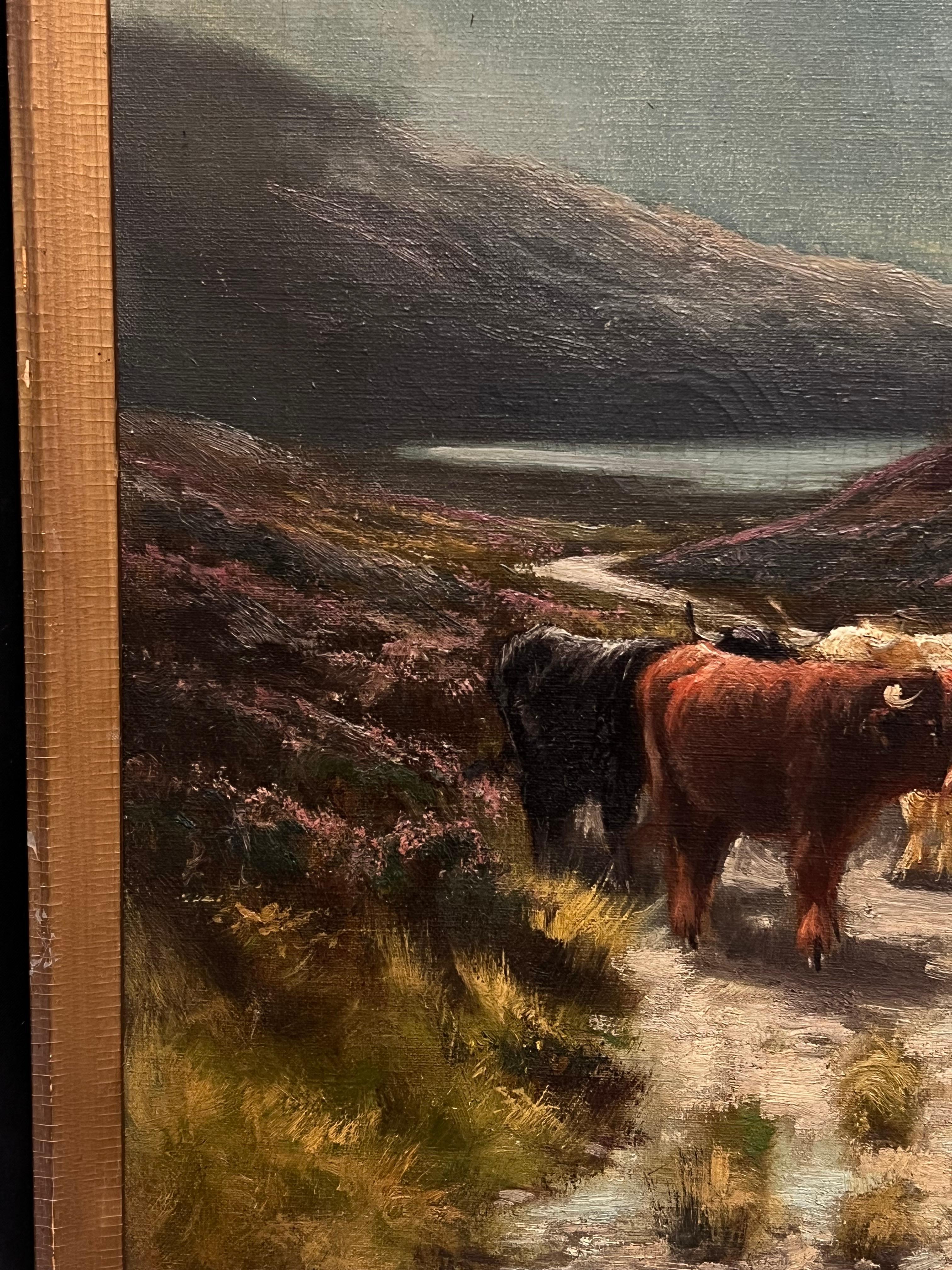 Camino de las Tierras Altas con ganado
de Henry Hadfield Cubley (británico, 1858-1934)
firmado, fechado verso 1915
óleo sobre lienzo, enmarcado
Enmarcado: 32 x 21,5 pulgadas
Lienzo : 30 x 20 pulgadas
Inscripción al dorso
Procedencia: colección