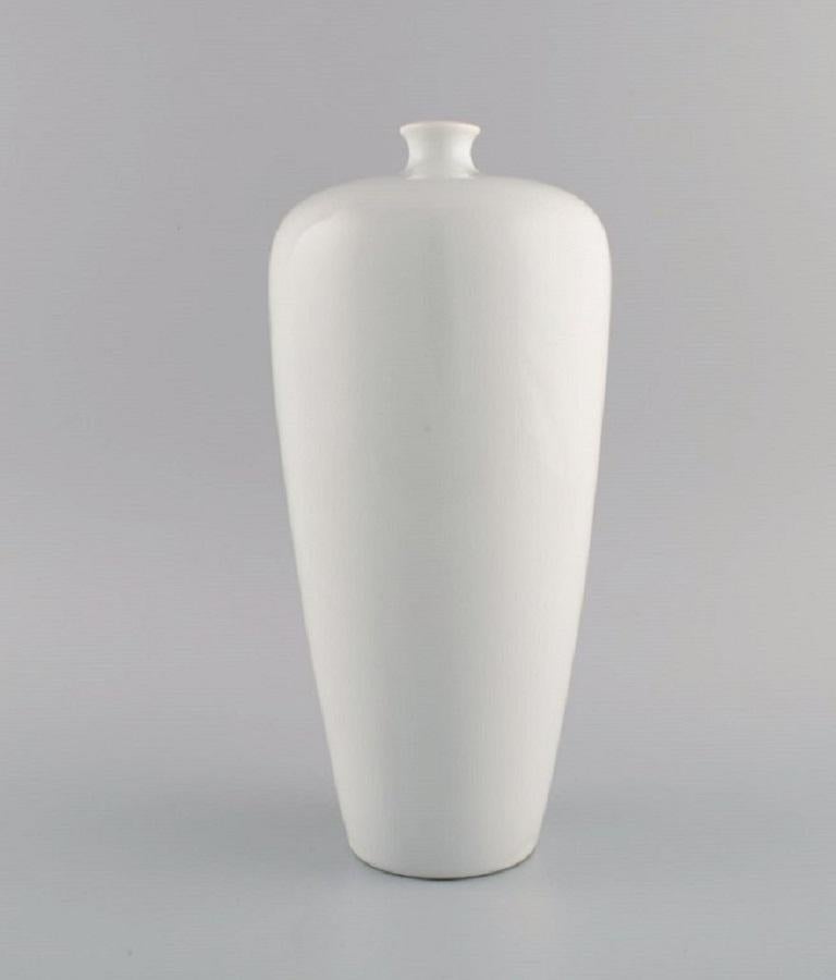 H. Hedenborg for Rosenthal. Antique vase in porcelain with female portrait. In Excellent Condition For Sale In Copenhagen, DK