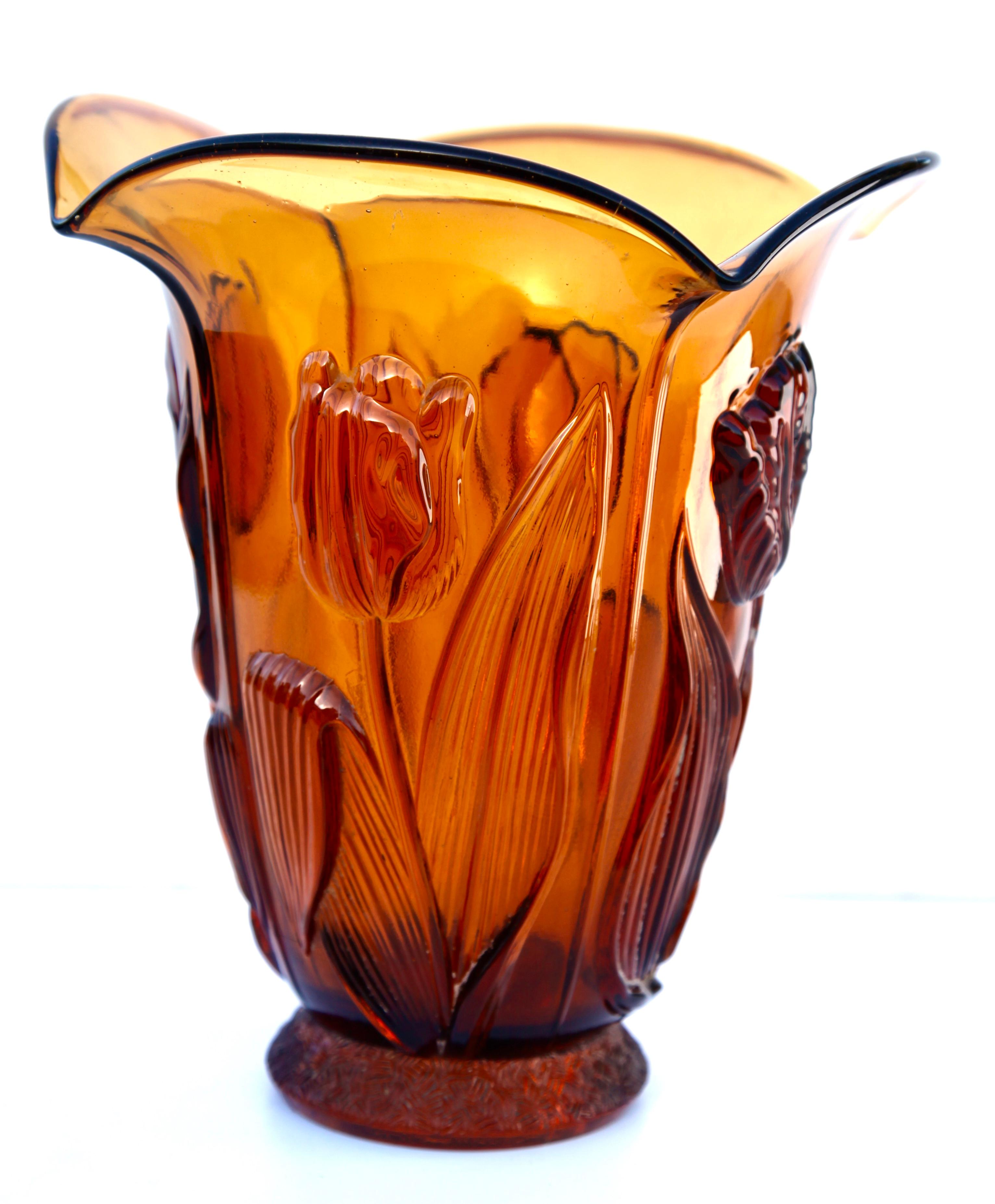 Beautiful Art Deco vase decorated with tulips, by the Scailmont Glassworks in Manage, Belgium.
Object of beautiful amber colour, in perfect condition, which bears the mark 