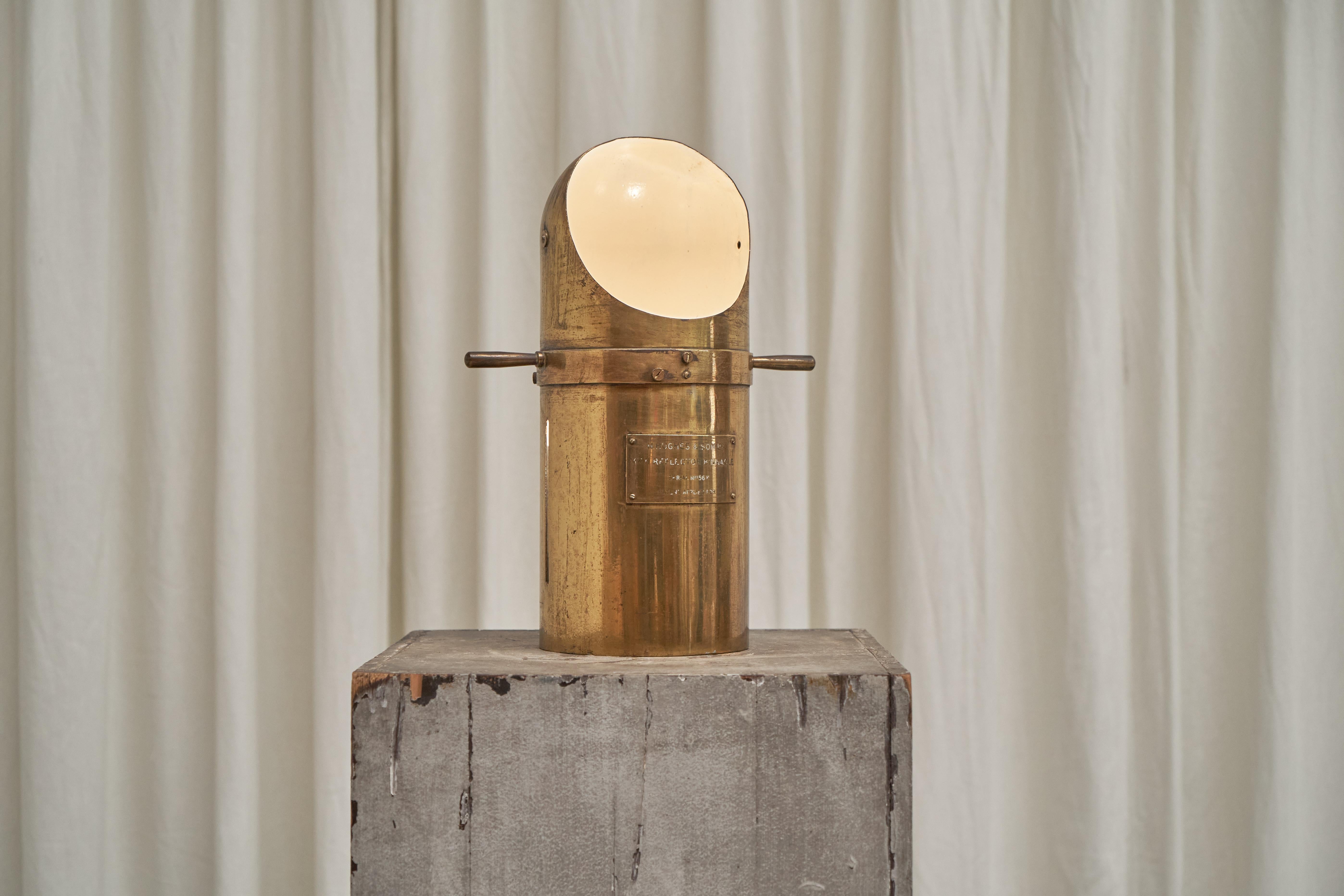 H. Hughes & Son lampe de table Ship Binnacle en laiton patiné

Il s'agit d'une lampe de table remarquable fabriquée à partir d'une barge de bateau antique en laiton massif.

À l'origine, il s'agissait d'un binnacle de navire - utilisé pour abriter