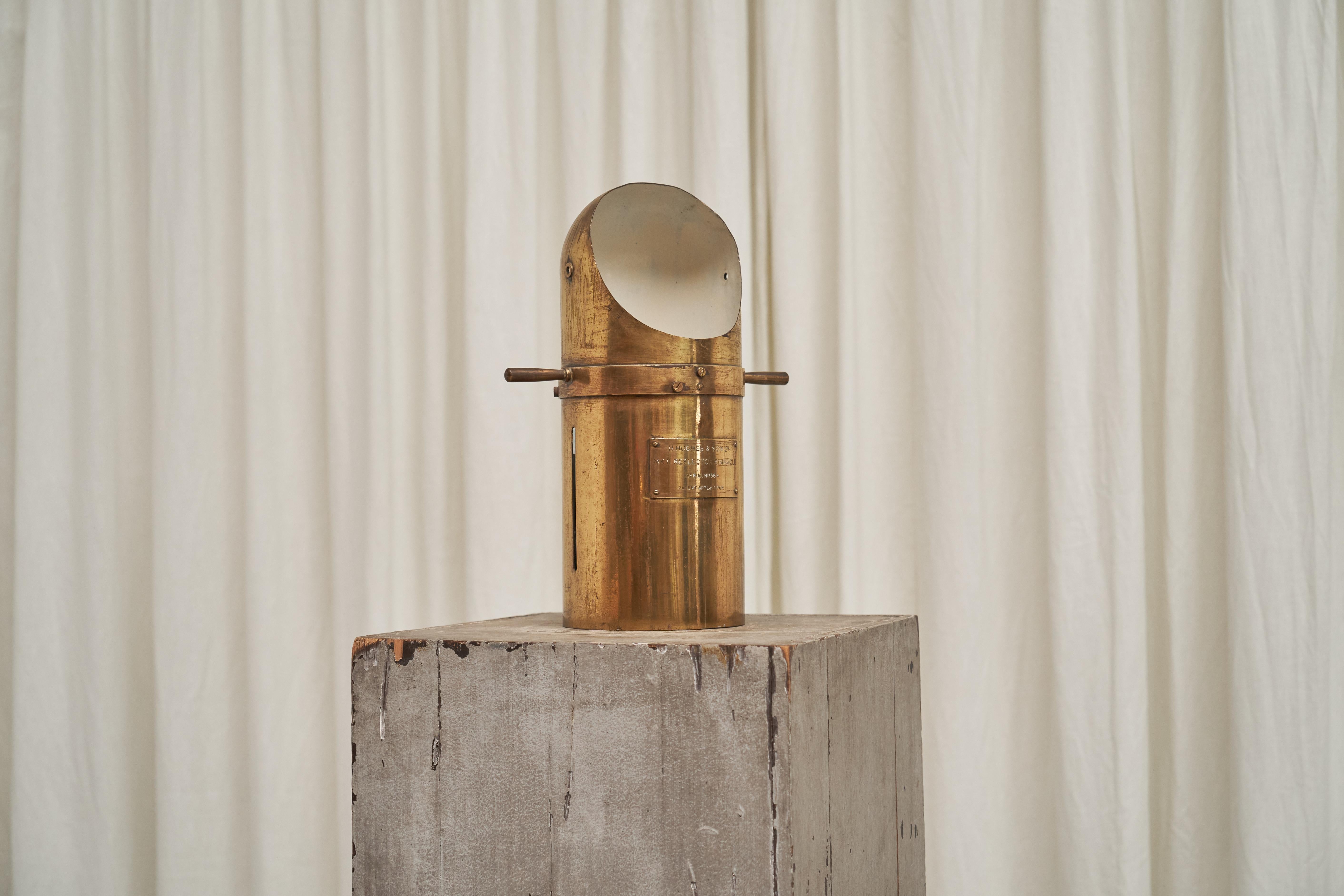 Britannique H. Hughes & Son lampe de table Ship Binnacle en laiton patiné en vente