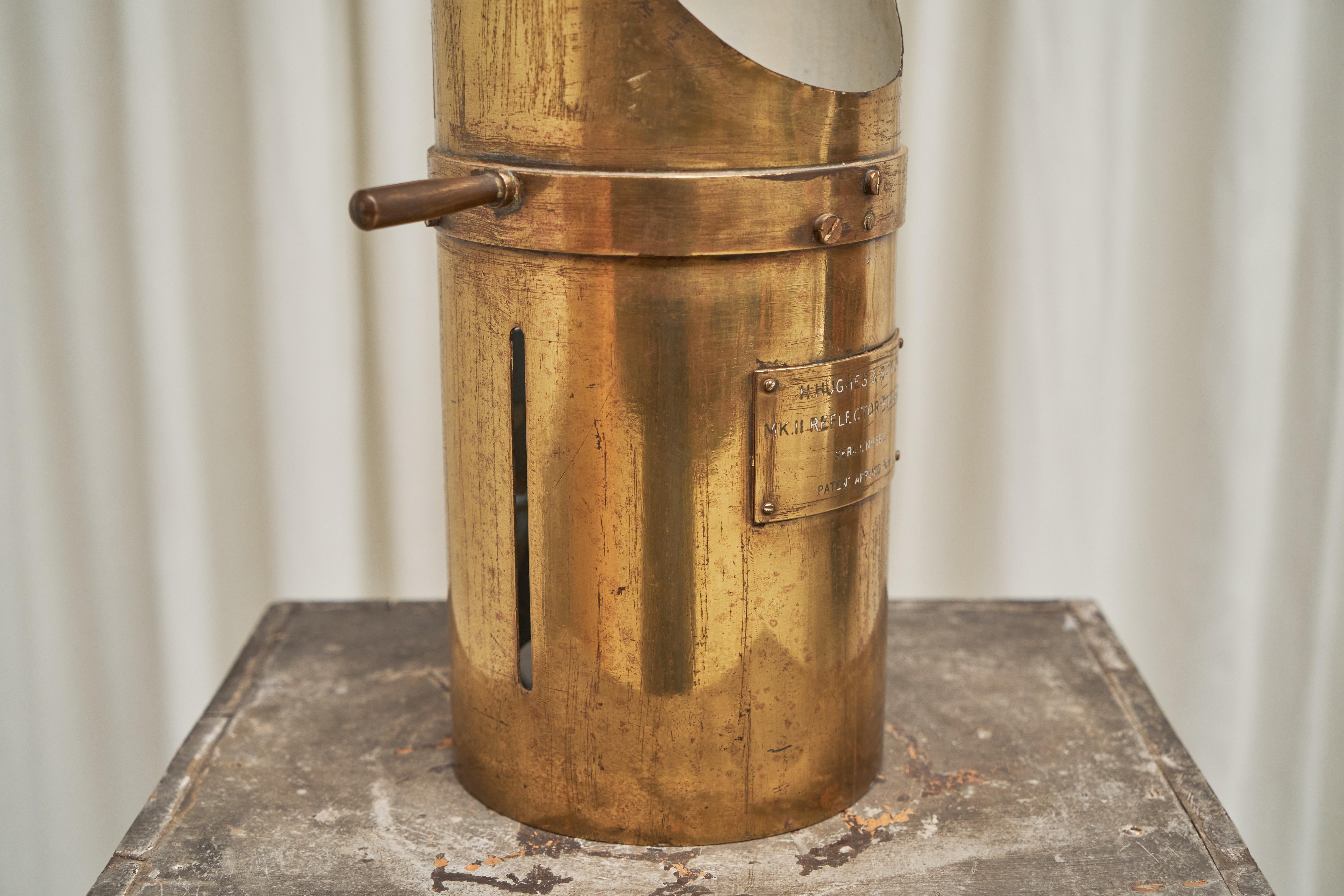 20ième siècle H. Hughes & Son lampe de table Ship Binnacle en laiton patiné en vente