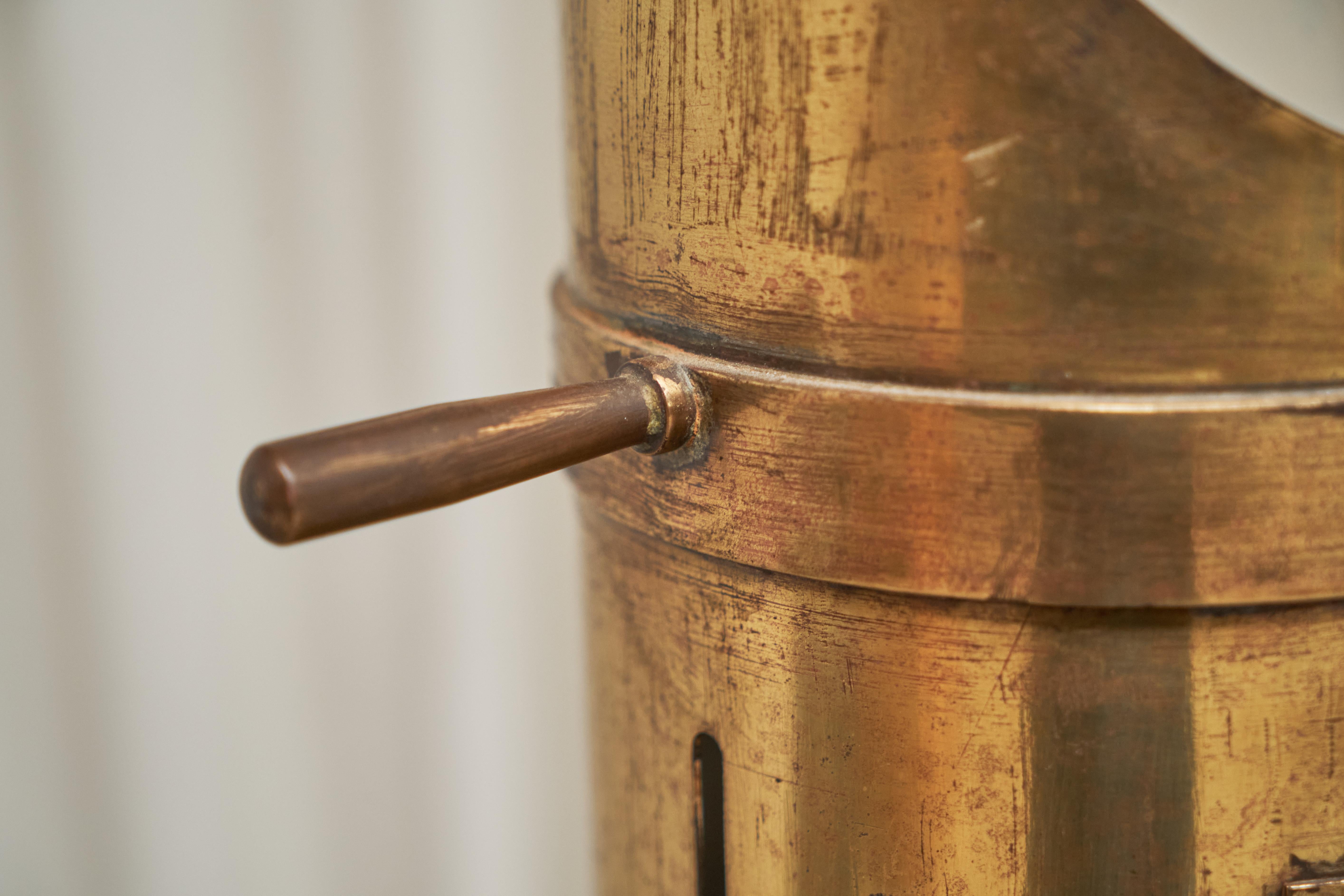 Laiton H. Hughes & Son lampe de table Ship Binnacle en laiton patiné en vente