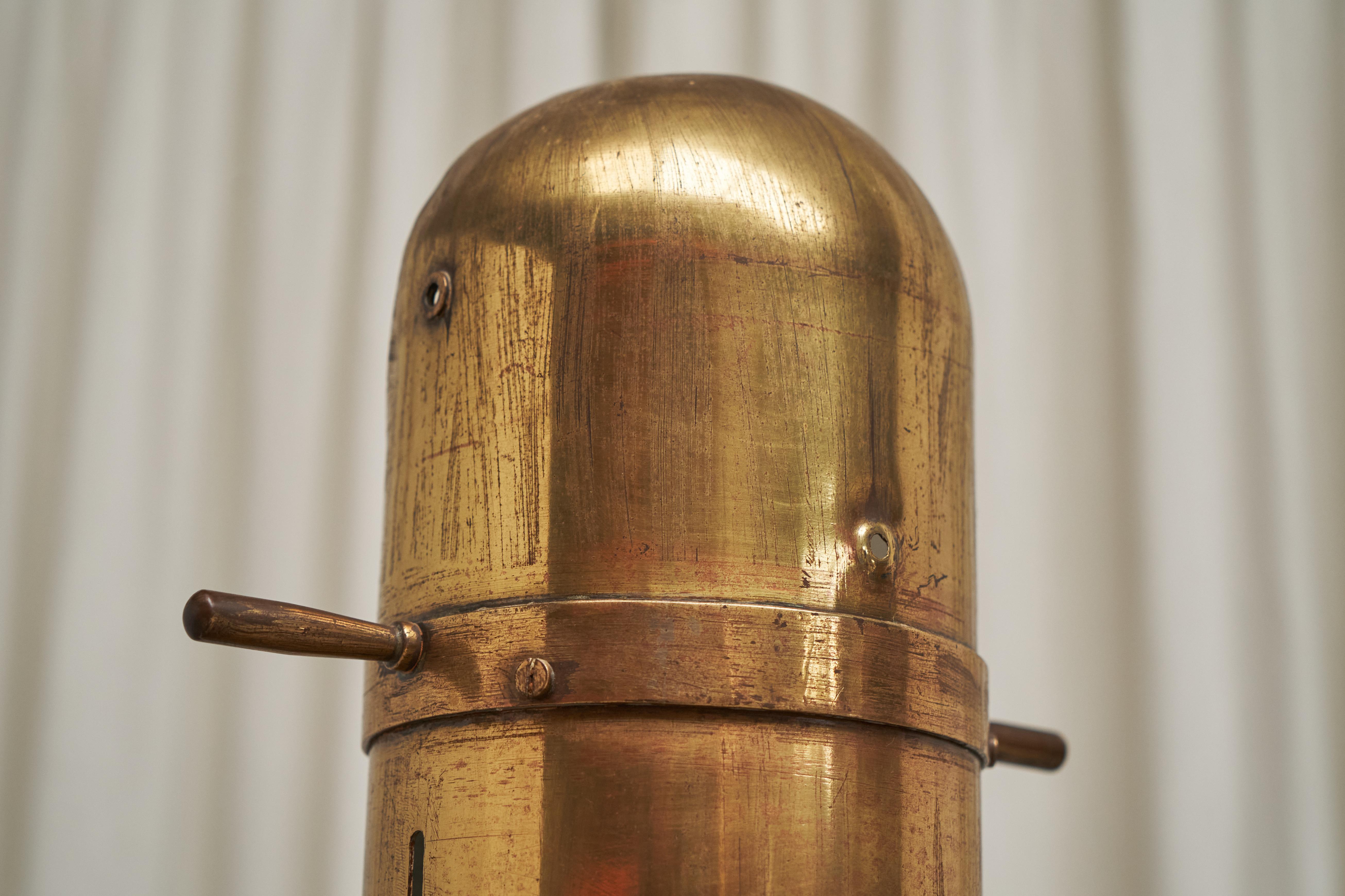 H. Hughes & Son lampe de table Ship Binnacle en laiton patiné en vente 2