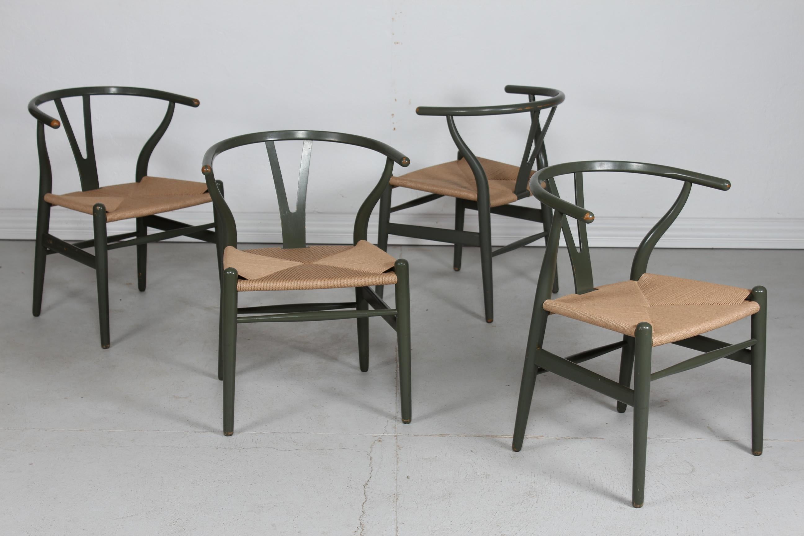 H. J. Wegner Set of 4 Wishbone Chairs CH 24, Green by Carl Hansen & Son, 1970s In Good Condition In Aarhus C, DK