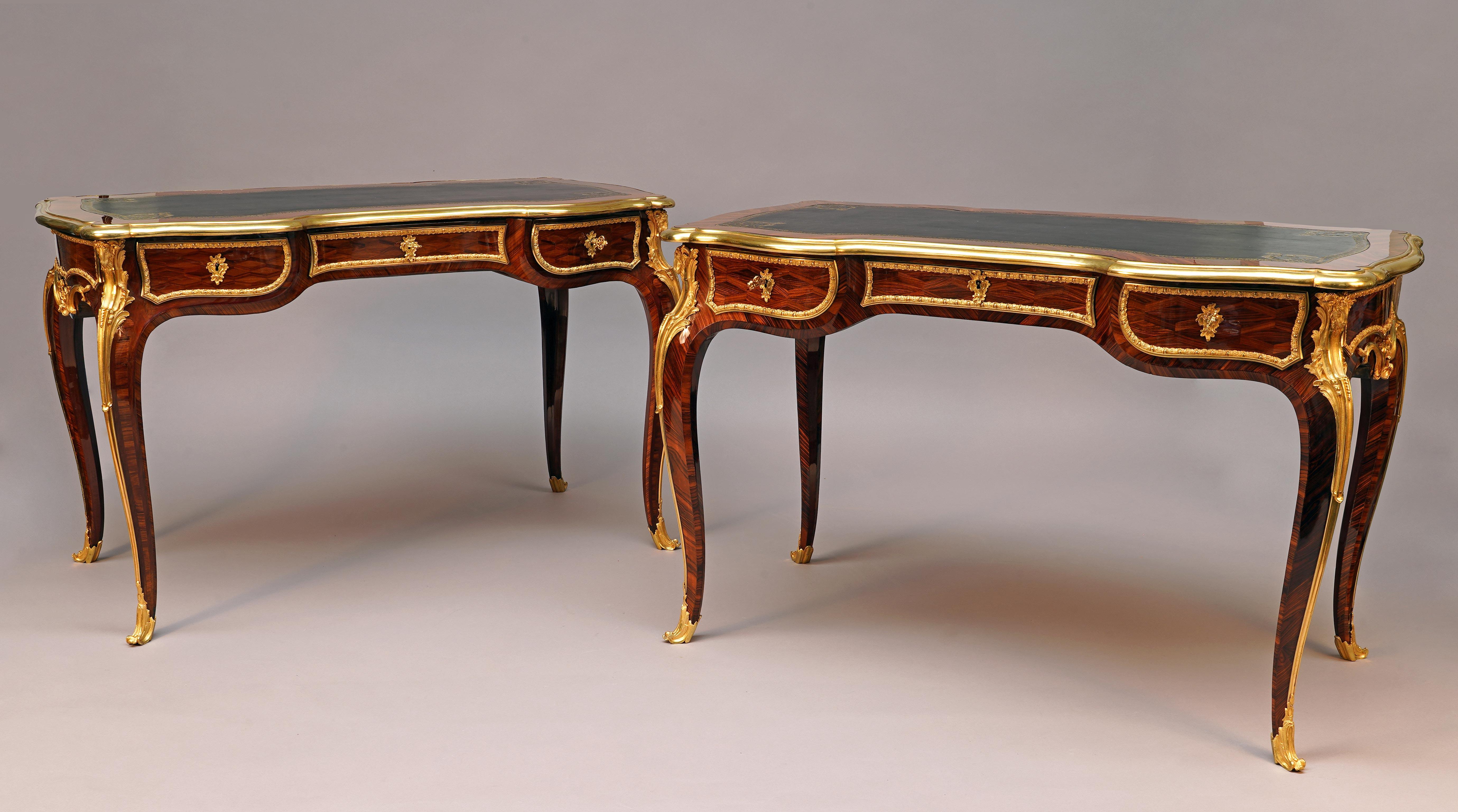 Bureau 1 - Hauteur : 73,5 cm (28,9 in.) ; Longueur : 118,5 cm (46,6 in.) ; Profondeur : 64 cm (25,2 in.)
Bureau 2 - Hauteur : 73,5 cm (28,9 in.) ; Longueur : 118 cm (46,4 in.) ; Profondeur : 64,7 cm (25,5 in.)

Magnifique paire de bureaux de style