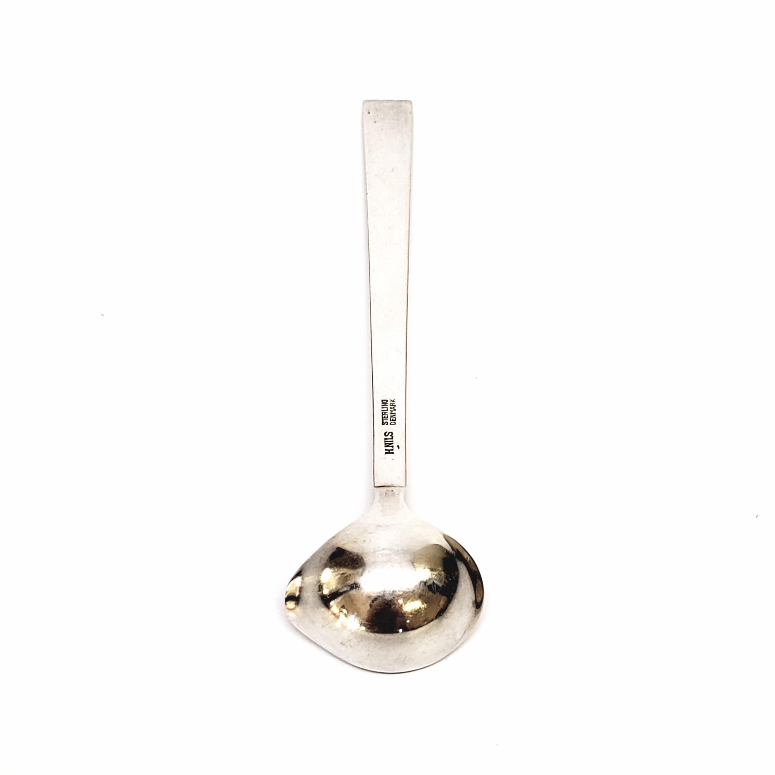 Vintage H. Nils Denmark sterling silver gravy ladle.

Mid-Century Modern design, this beautiful ladle is spouted on one side. No monogram.

Measures: 5 3/8