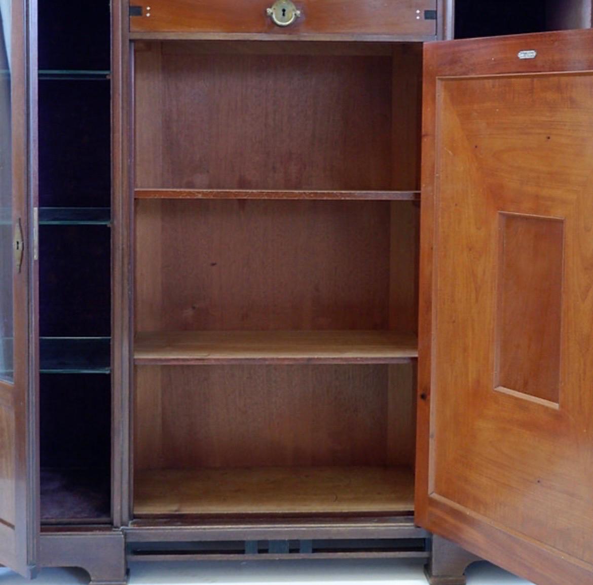 Meuble de rangement / vitrine Art Déco de Den Haag H. Pander & Zonen, vers 1930

Dimensions : 111cmx35cm H:172
MATERIAL : Bois - Verre 

Art Nouveau - armoire / vitrine décorative
Dimensions : 111cmx35cm H:172 
MATERIAL : Bois - Verre 