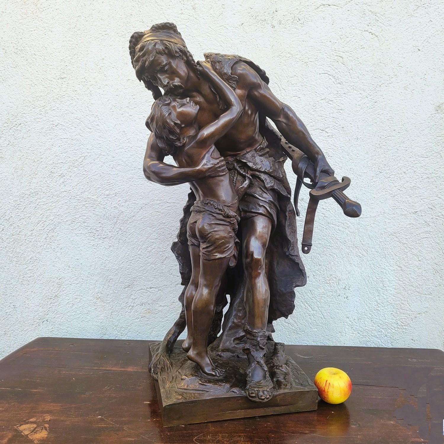 Grande e bellissimo bronzo con patina marrone che rappresenta un valoroso guerriero gallico che abbraccia un bambino  
Questa scultura con molteplici dettagli è firmata Henri Plé e reca il timbro dei fondatori Siot-Decauville Fondeur Paris  

Henri