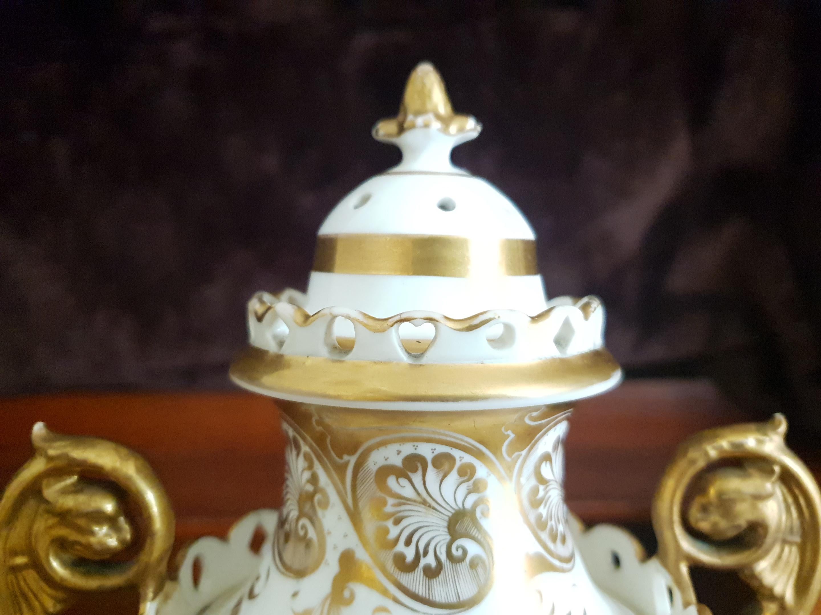 H & R Daniel 18th Century Hand Painted Pot Pourri Vase In Good Condition For Sale In London, GB