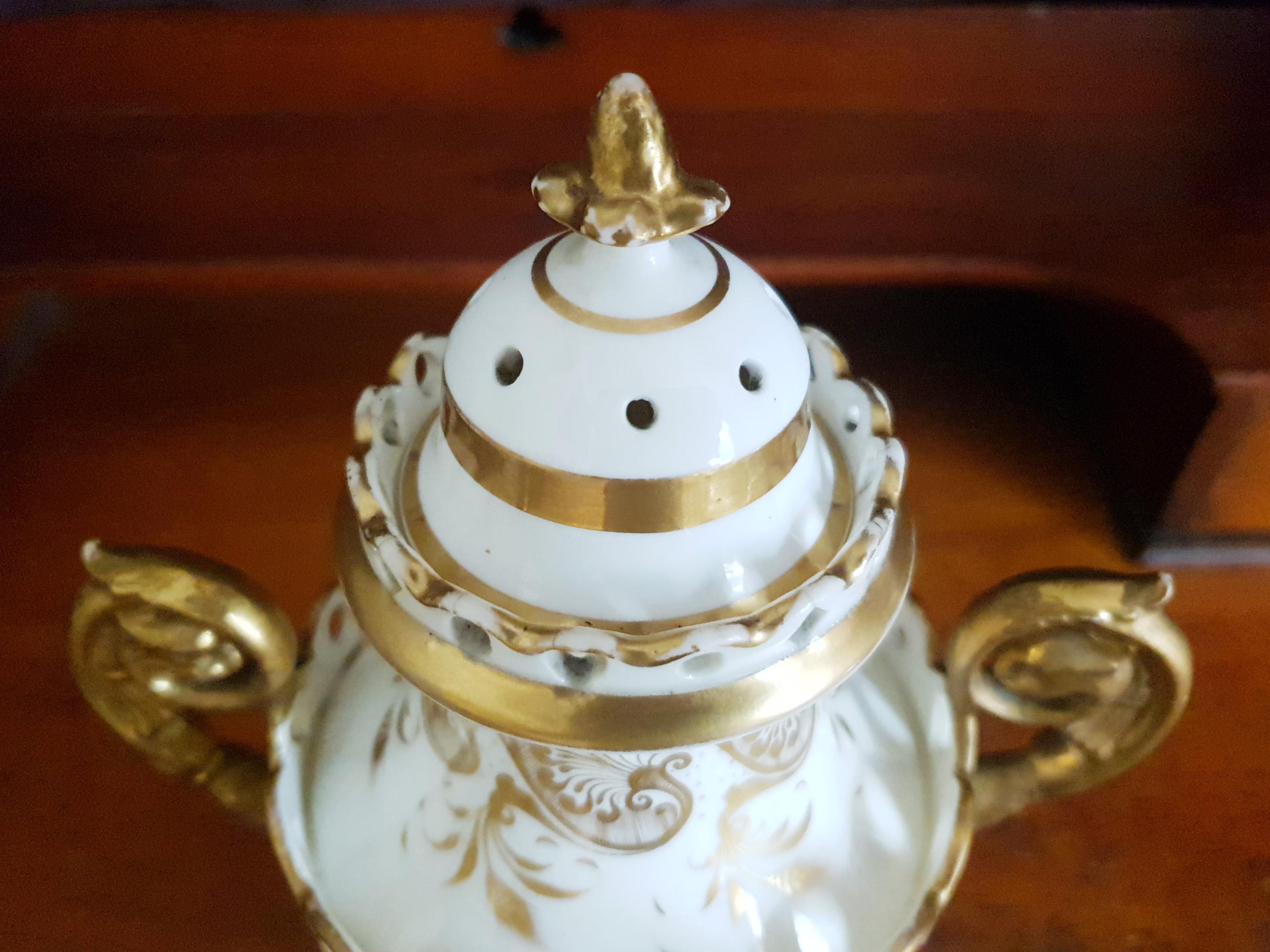 Porcelain H & R Daniel 18th Century Hand Painted Pot Pourri Vase For Sale