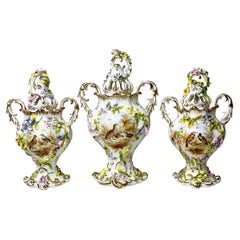 H & R Daniel Garniture: 3er-Set Potpourri-Vasen, mit Blumen besetzt, Vögeln, um 1840