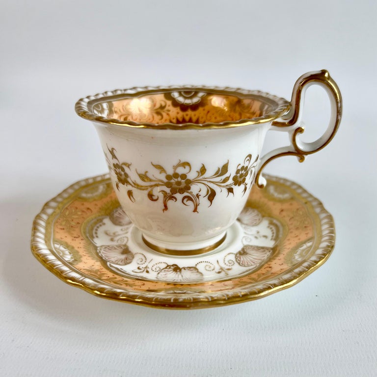 H & R Daniel Porcelain Teacup Trio, Peach and Gilt Shells, Regency ca 1825 In Good Condition For Sale In London, GB