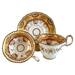Trio de tasses à thé en porcelaine H & R Daniel, couleur pêche et coquillages dorés, Régence, vers 1825