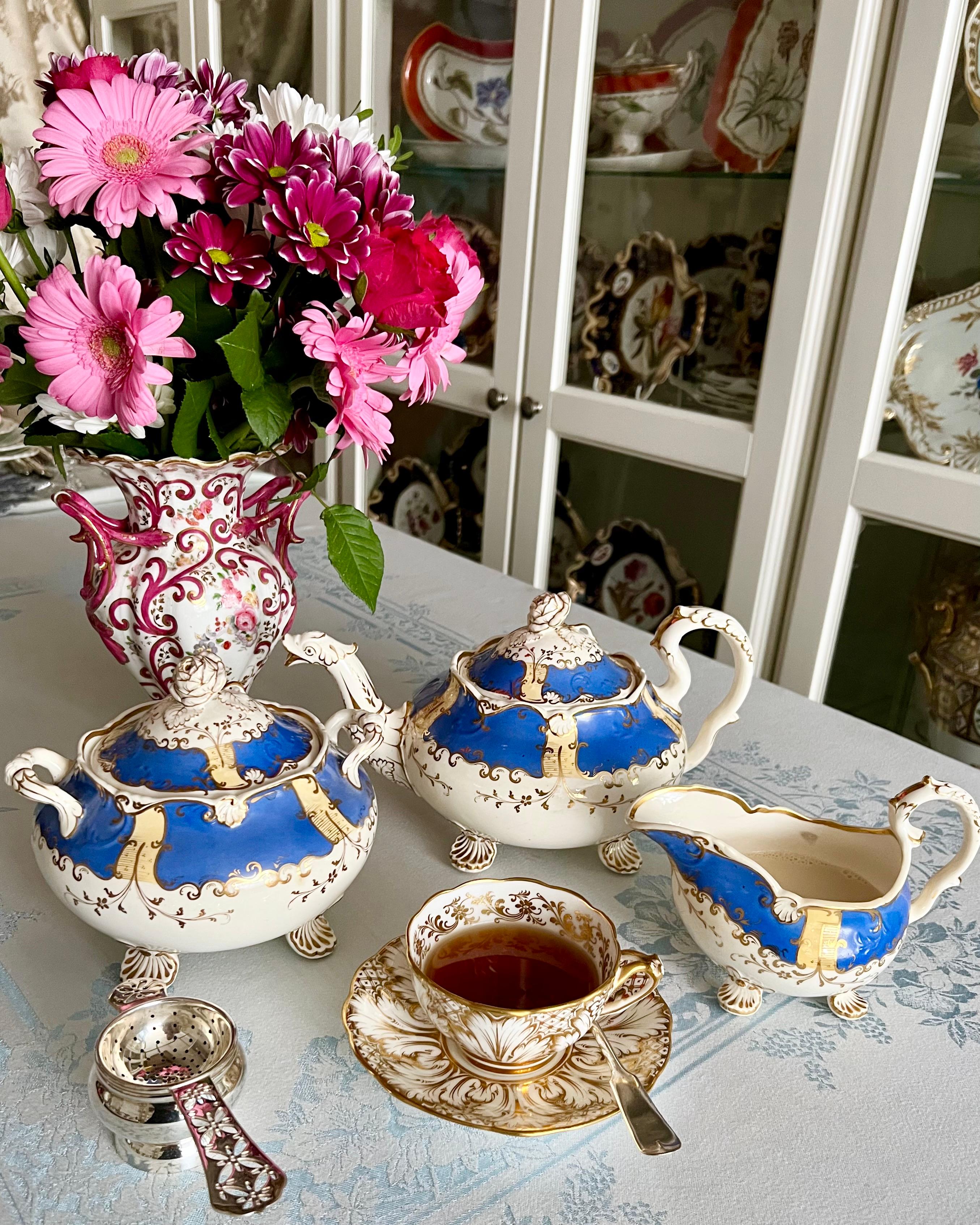 Dies ist ein schönes Teekannen-Set von H&R Daniel aus dem Jahr 1831. Das Set besteht aus einer Teekanne mit Deckel, einem Sucrier mit Deckel und einem Milchkännchen.

Die Porzellanfabrik H & R Daniel wurde von Henry Daniel gegründet, dem Sohn