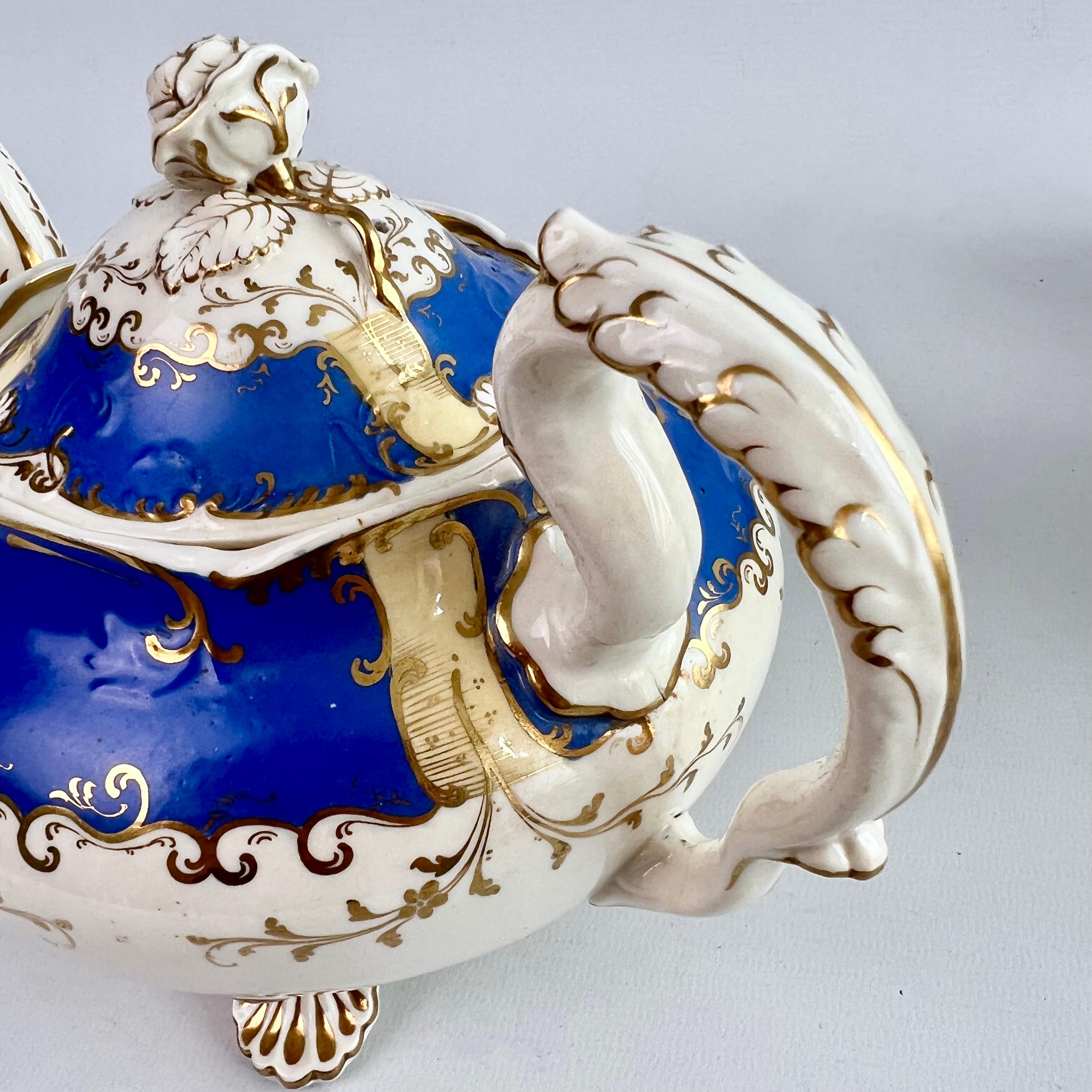 H & R Daniel, Teekanne aus Porzellan, königsblau und vergoldet, Rokoko-Revival, 1831 im Angebot 1