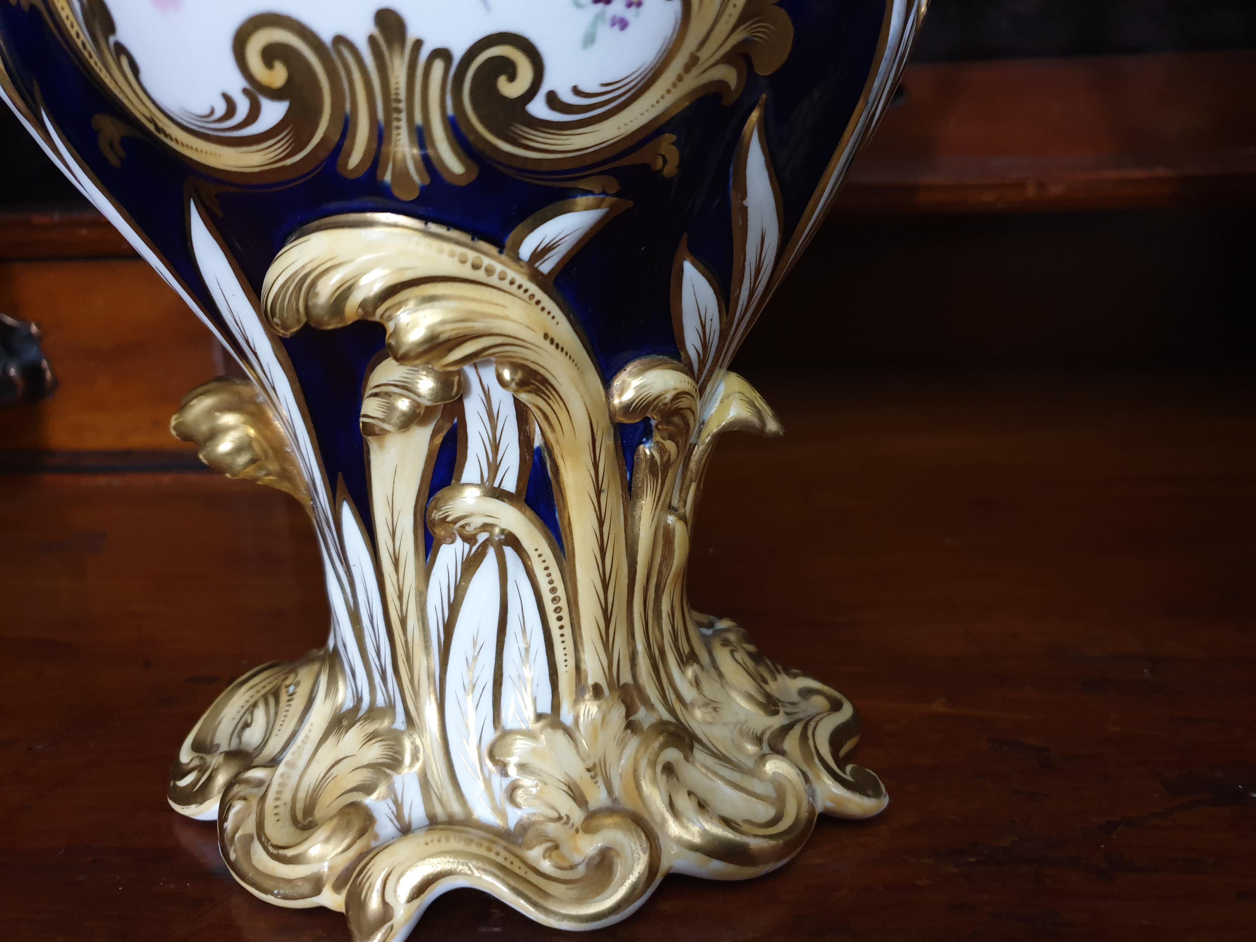 English H & R Daniel Floral Laurels Hand painted 19th Century Decorative Vases For Sale 5
