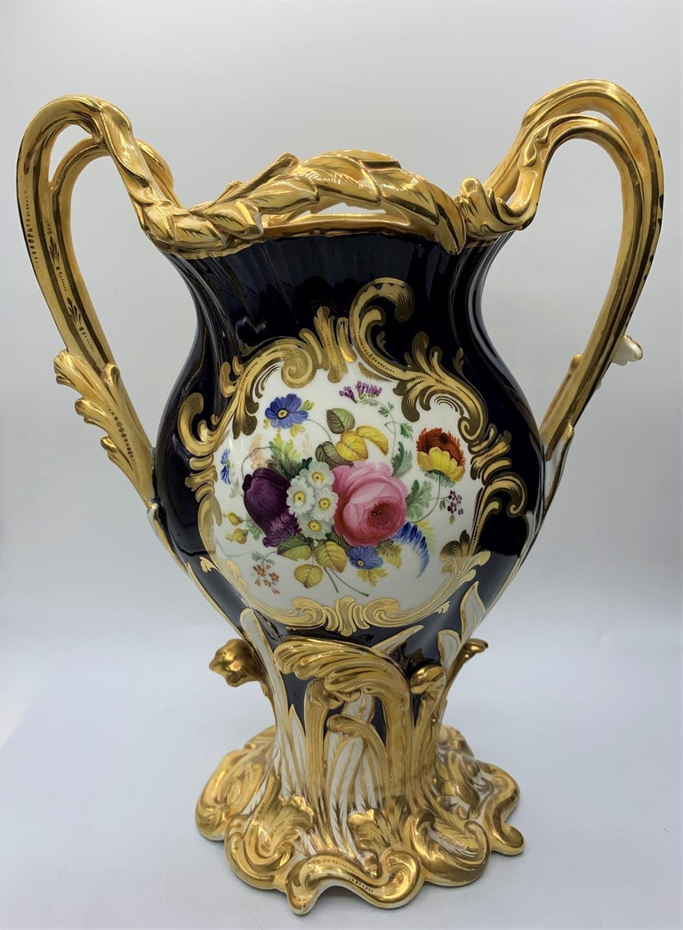 Vases décoratifs anglais du 19ème siècle peints à la main « H and R Daniel Floral Laurels » En