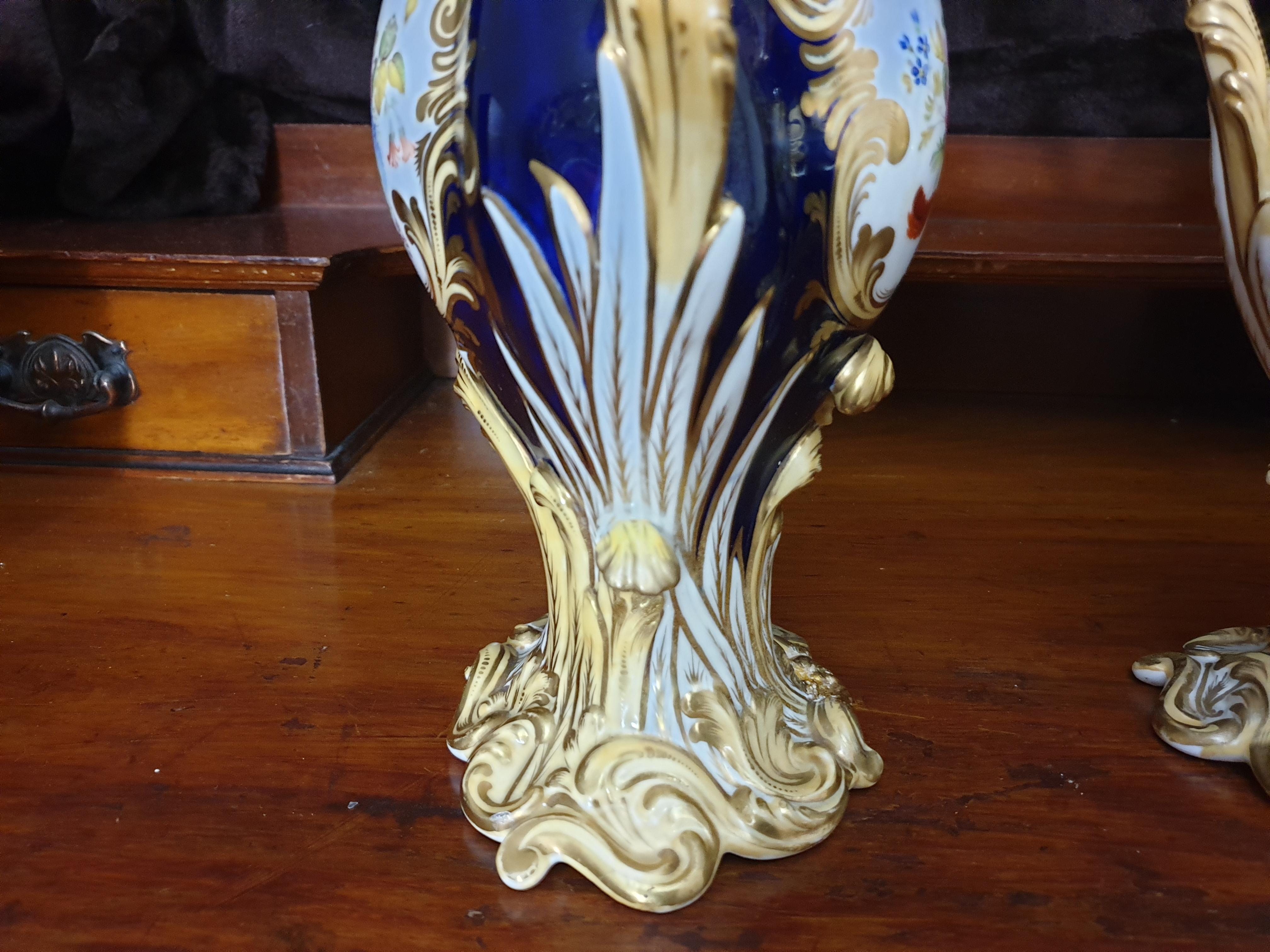 English H & R Daniel Floral Laurels Hand painted 19th Century Decorative Vases For Sale 1