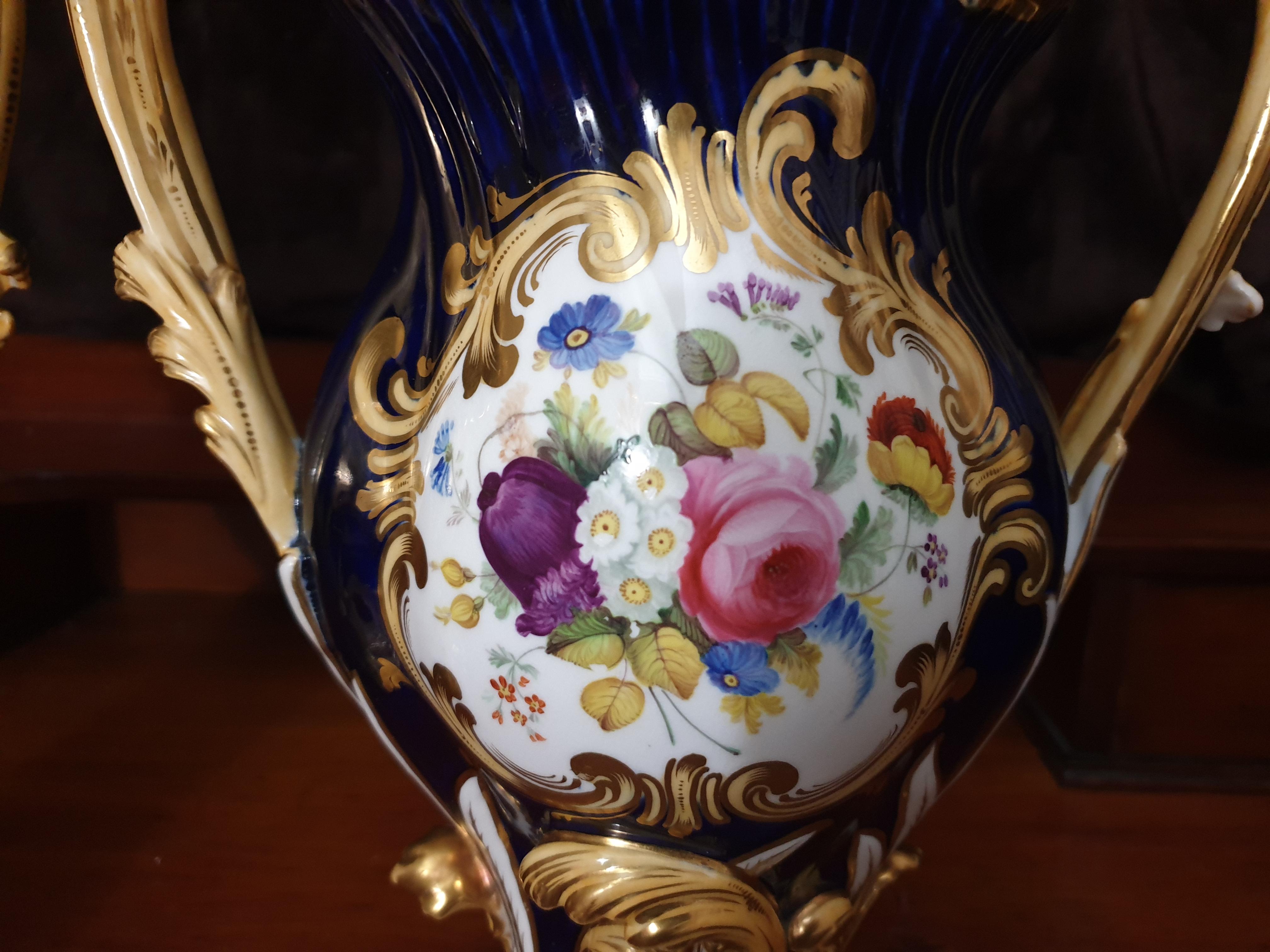 English H & R Daniel Floral Laurels Hand painted 19th Century Decorative Vases For Sale 3