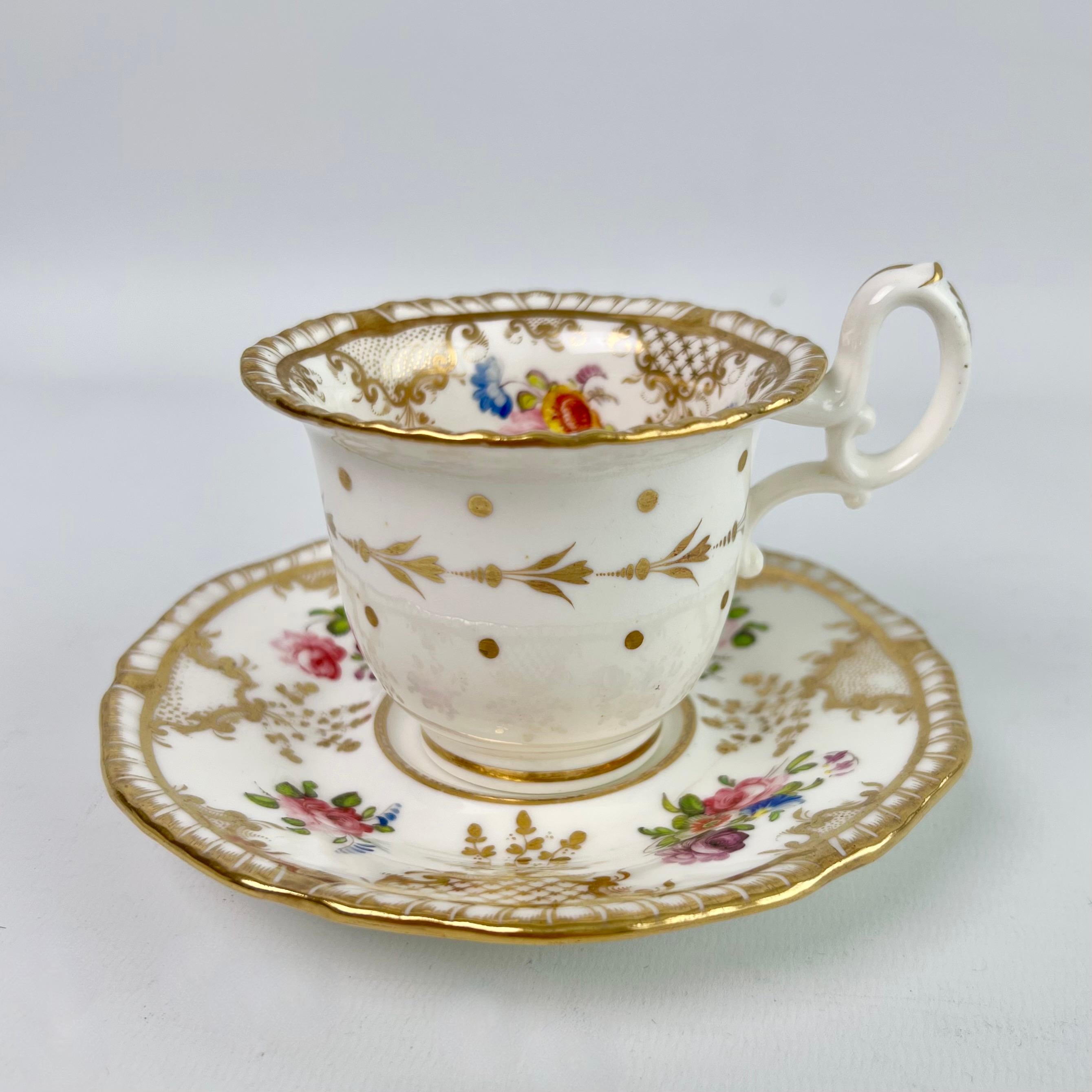 Peint à la main Trio de tasses à thé H & R Daniel, blanches avec brindilles dorées et florales, Régence, vers 1825